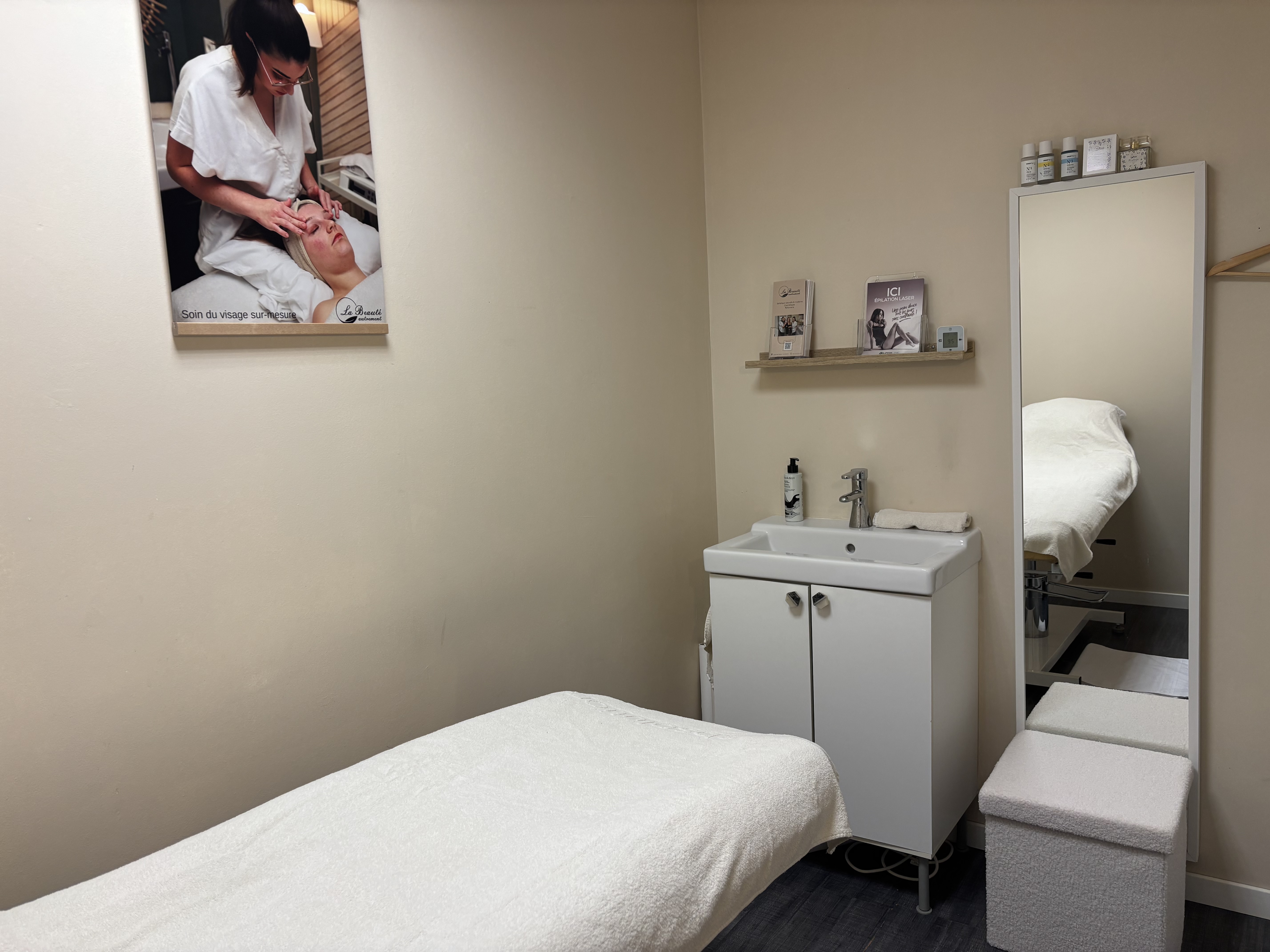 Institut de beauté à reprendre commune + de 5000 habitants, axe Rennes - St Malo 

Opportunité pour esthéticienne/ prothésiste ongulaire/technicienne de cils, lasériste souhaitant s’installer avec un institut clé en main, situé à 10 minutes de Rennes, au cœur d’une commune dynamique.

CA : 100 000 € – EBE : 31 000 €

Actuellement exploité par la gérante seule (<35h/semaine) avec une rémunération entre 1 500 € et 2 000 € net par mois. (repos les samedi apres midi/dimanche/lundi et jeudi matin)
L’institut a déjà fonctionné avec 2 alternantes esthéticiennes, offrant un potentiel de développement supplémentaire.

Local d’environ 40 m² avec 2 cabines équipées (possibilité 3e).
Loyer : 521 € HT
Activités actuelles :
Epilation laser très performante avec d'excellents résultats, soins visage, parfumerie, esthétique traditionnelle (épilation cire, massage relaxant)

Opportunités de développement :
onglerie
beauté du regard
(demandes de la clientèle).

Laser :
reprise du crédit-bail possible (≈ 667 € HT / mois)
ou rachat direct possible (~20 000 € restant).

Clientèle fidèle, réservation en ligne, avis Google 4,9.

Prix : 60 000 €