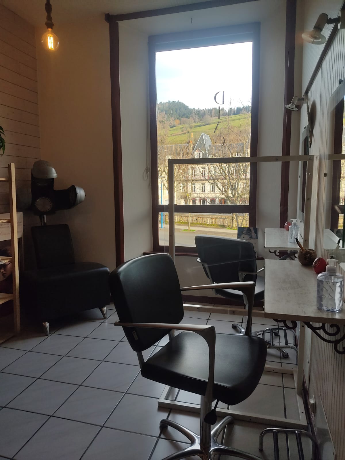 Vends fonds de commerce de salon de coiffure.
Petit salon familiale dans une petite commune thermale et touristique avec aussi une clientèle locale fidèle depuis de nombreuses années.
Le local, sous bail commercial, est situé dans le centre, sur deux niveaux avec en plus un sous sol de stockage et lieu privé.
Il y a également une employé à temps plein depuis plus de 20 ans.
N'hésitez pas à appeler pour plus de renseignements.