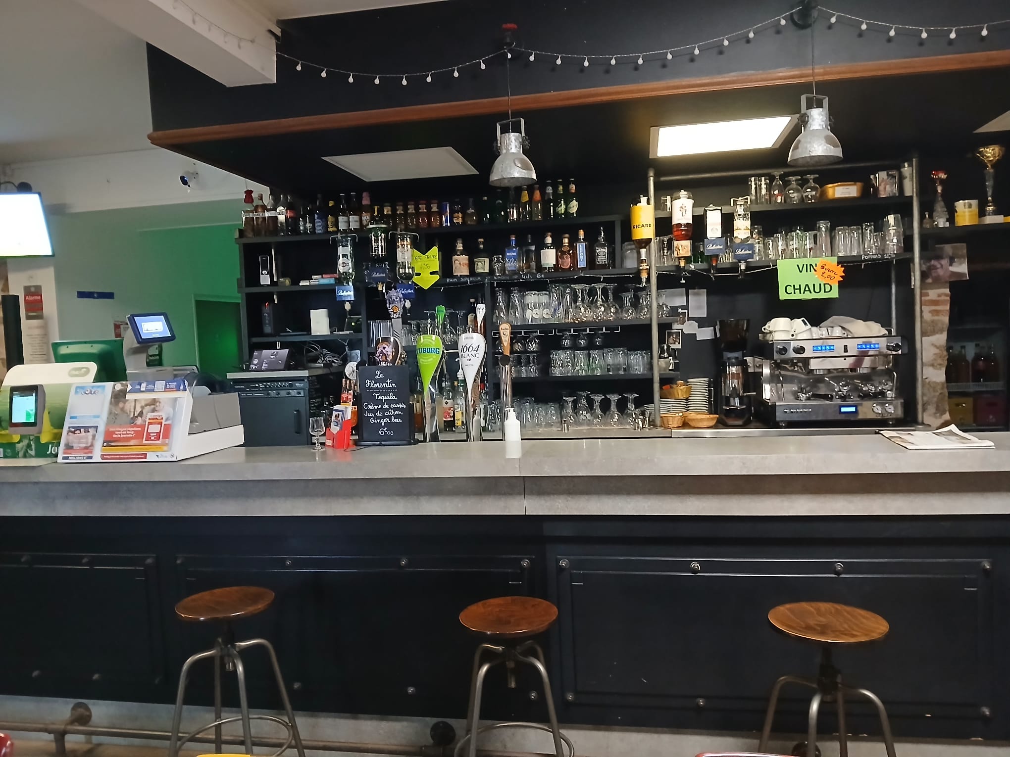 Vends pour cause retraite
Bar Pmu Fdj
Licence IV
20 mn du puy du fou
Plein Centre ville 
5500 habitants

Climatisation ,Terrasse
Pas de travaux