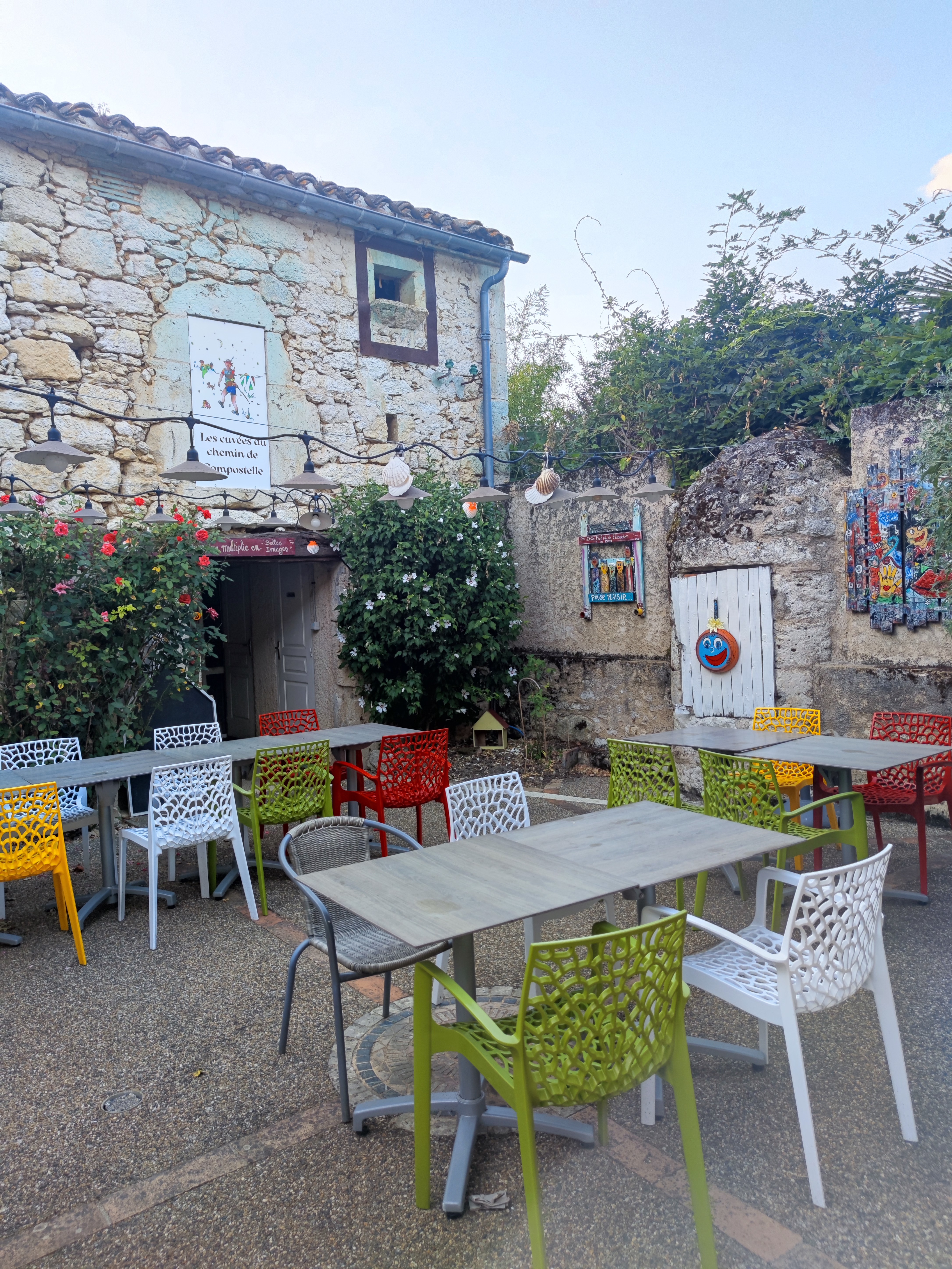BEL etablissement dans superbe village du Gers directement sur le chemin de Compostelle voie du Puy 20000 departs par an plus ronde de creches 15000 visiteurs en decembre  avec situation a 3Km de la sortie d'autoroute une salle de 50 couverts un bar a vins un patio de 30 couvertes une terrasse decoration authetique en pierre clientele fidele etrangere a fort pouvoir d'achat  et locale ainsi que touriste et pelerins charges faibles loyer a 700e ttc par mois vendu avec cuisine equipee moderne et materiel de salle complet site web panotage installe  et tres bon score sur google et trip advisor ideal pour une reconcversion ou reprise dans un bon cadre de et qualite de vie 
bel assortiment et Stock de vin a negocier 
vendu cause depart en retraite en 2026