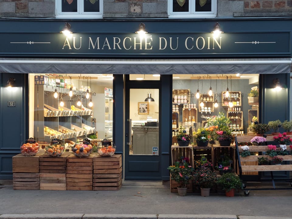 Fonds de commerce à reprendre – Primeur, épicerie fine, crèmerie

Situé sur une route départementale passante, ce fonds de commerce à l’activité mixte (primeur, épicerie fine, crèmerie) est à reprendre. Fort de plus de 40 ans d’existence, ce commerce a su fidéliser une clientèle locale et bénéficie d’une excellente notoriété au cœur d’un bourg dynamique et commerçant.

Avec un chiffre d’affaires de 200 000 € réalisé sur 30 m² de surface de vente, le magasin affiche une rentabilité avérée. L’étage est actuellement utilisé comme réserve. L’ensemble est prêt à l’emploi, dans un état propre : une affaire "clé en main" avec encore du potentiel de développement.

Un parking à proximité immédiate, avec des places type 15 minutes, facilite l’accès pour la clientèle. L’environnement commercial alentour est propice à l’activité et garantit un flux régulier de clients.

Possibilité d’acquérir les murs : devenez votre propre locataire et sécurisez votre investissement (nous consulter pour les modalités).

Ce commerce est idéal pour un(e) entrepreneur(euse) dynamique souhaitant s’installer ou se réorienter dans le commerce de proximité.