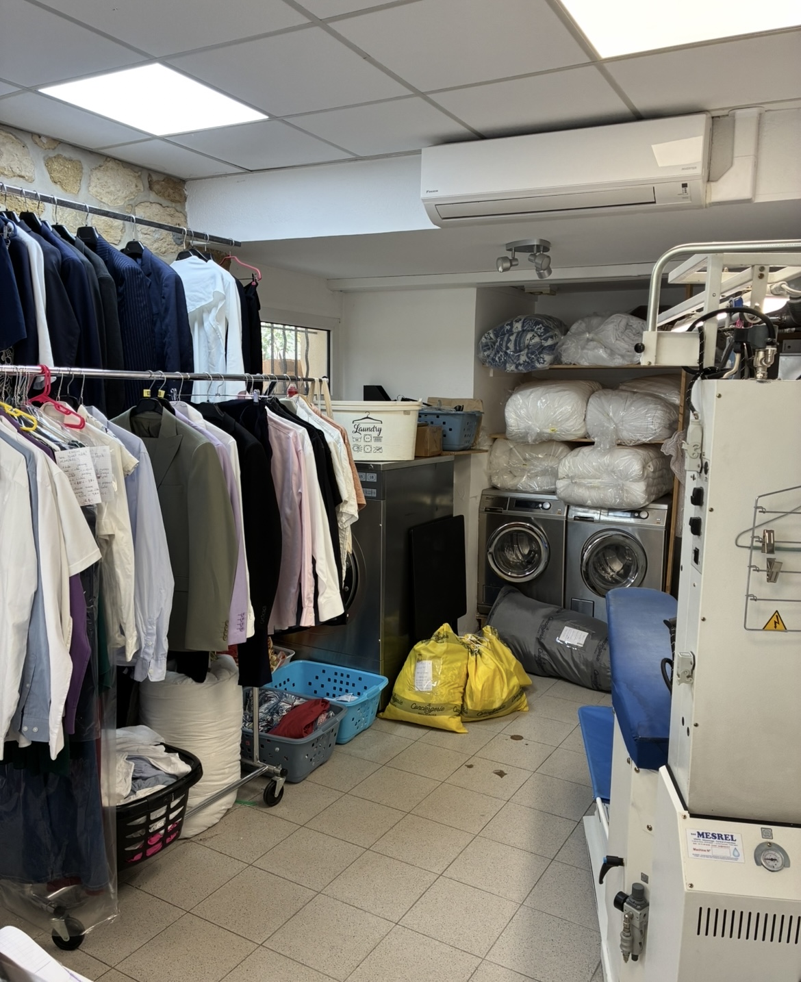 Vend fond de commerce pressing écologique à CERGY village
Pressing labellisé par la ville
Clientèle fidèle et régulière de particuliers et de pro
Divers contrat de conciergerie
