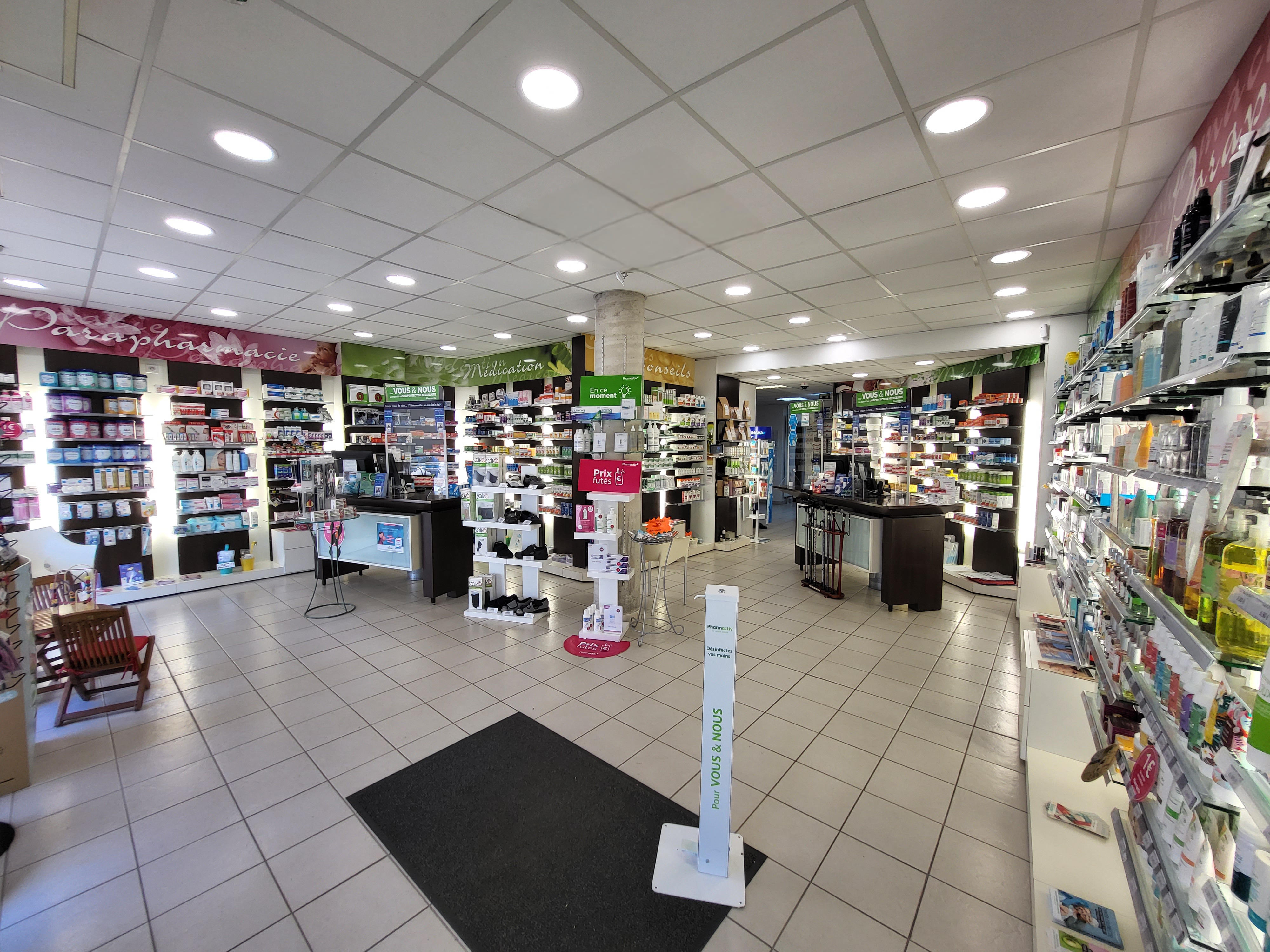 PHARMACIE de centre bourg à CULAN (18270)
Seule au village, elle est sur un axe passant prés des commerces et parkings et à 20Km de l'autoroute A71 (Paris-Clermont).
Cadre agréable et touristique avec son chateau du XIII ème siécle, sa rivière de première catégorie et la proximité de la forêt de Tronçais.
La clientèle, sympathique et fidèle, se répartit dans le bourg, les villages et hameaux environnants et une résidence pour sénior avec 50 appartements.
Il y a une Maison de Santé Pluridisciplinaire, MSP, avec Médecins, Infirmières, Dentiste, kinésithérapeutes, Ostéopathe, Orthophoniste, Psychologue, Pédicure.
Le village, dynamique, est situé en FRR (ex ZRR) permettant des exonérations fiscales attractives.
La Pharmacie présente un bon potentiel (missions non exploitées) dans un cadre moderne et serein avec une bonne rentabilité.
Le local, en SCI, peut être loué ou vendu.
CA:  1450 K€