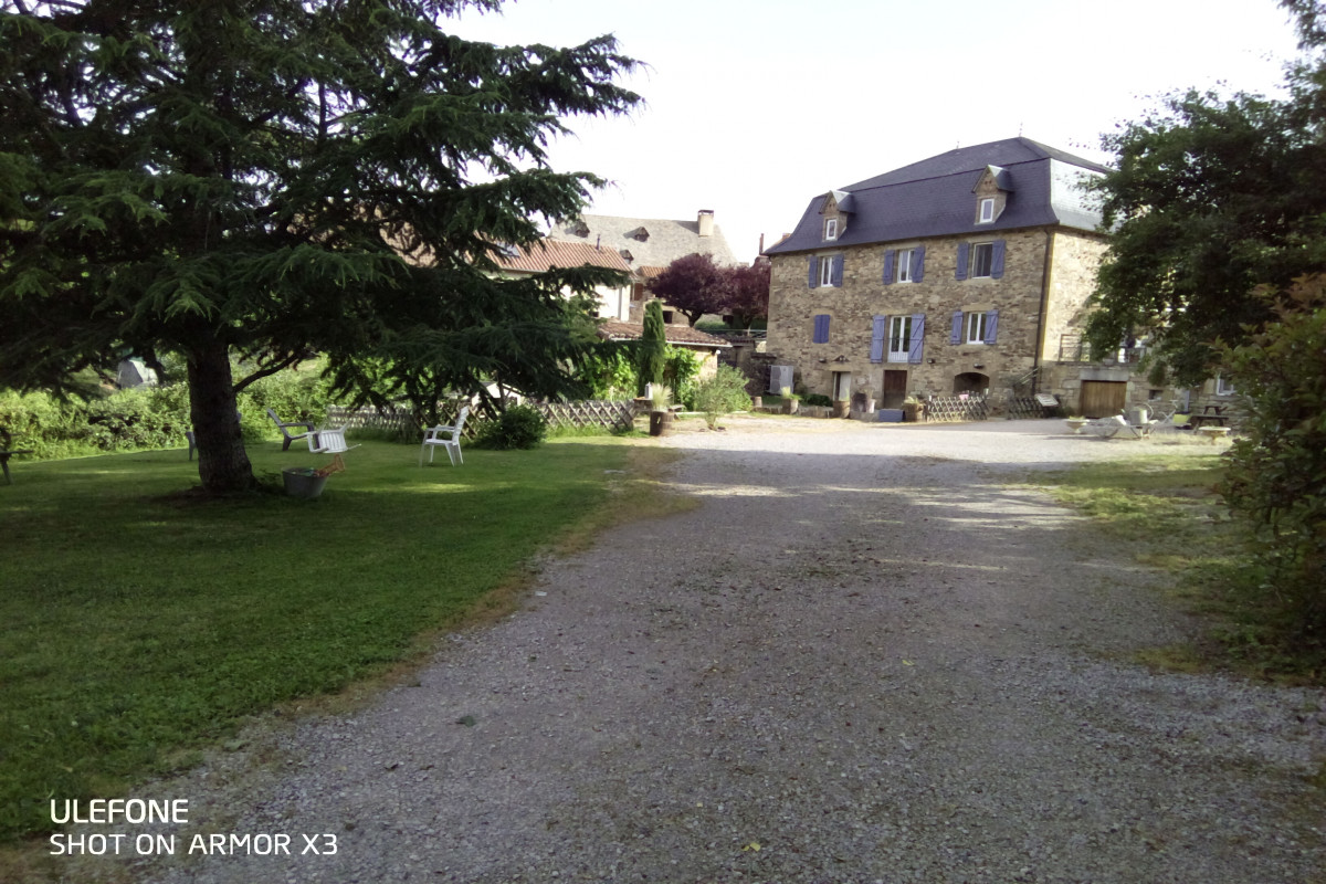 boulangerie mur et fond maison de 180 m2 avec 4 chambre 4 salle de bain boulangerie 60 m2 equipement 2014 terrain 4500n2