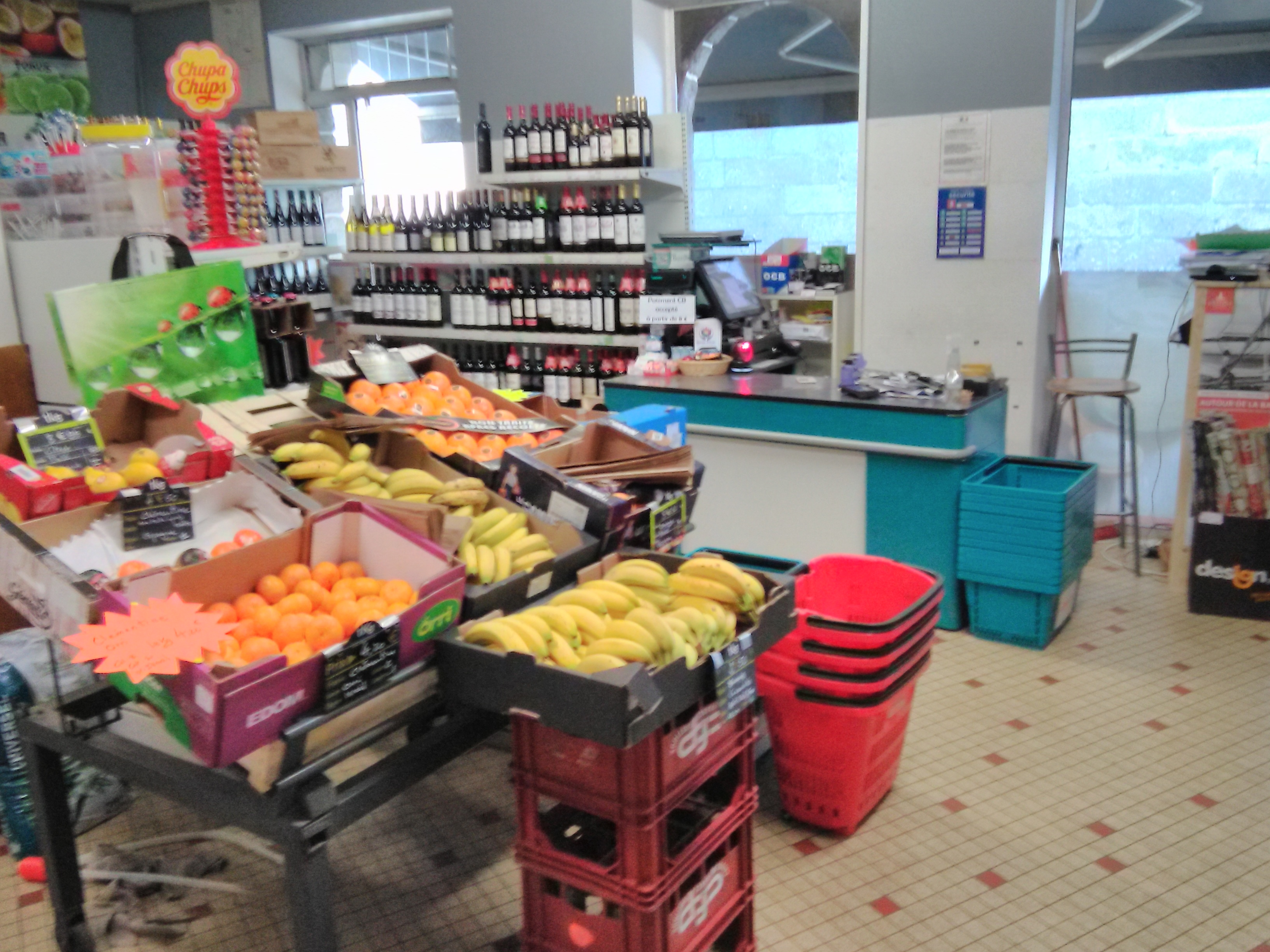 Fonds de commerce à vendre d'une alimentation générale en centre bourg d'une commune touristique (label Village étape) plus de 3000 habitants. Le magasin d'une surface de vente de 100 m2 est en activité depuis 2008. Possibilité d'extension. Loyer 630 € HT.