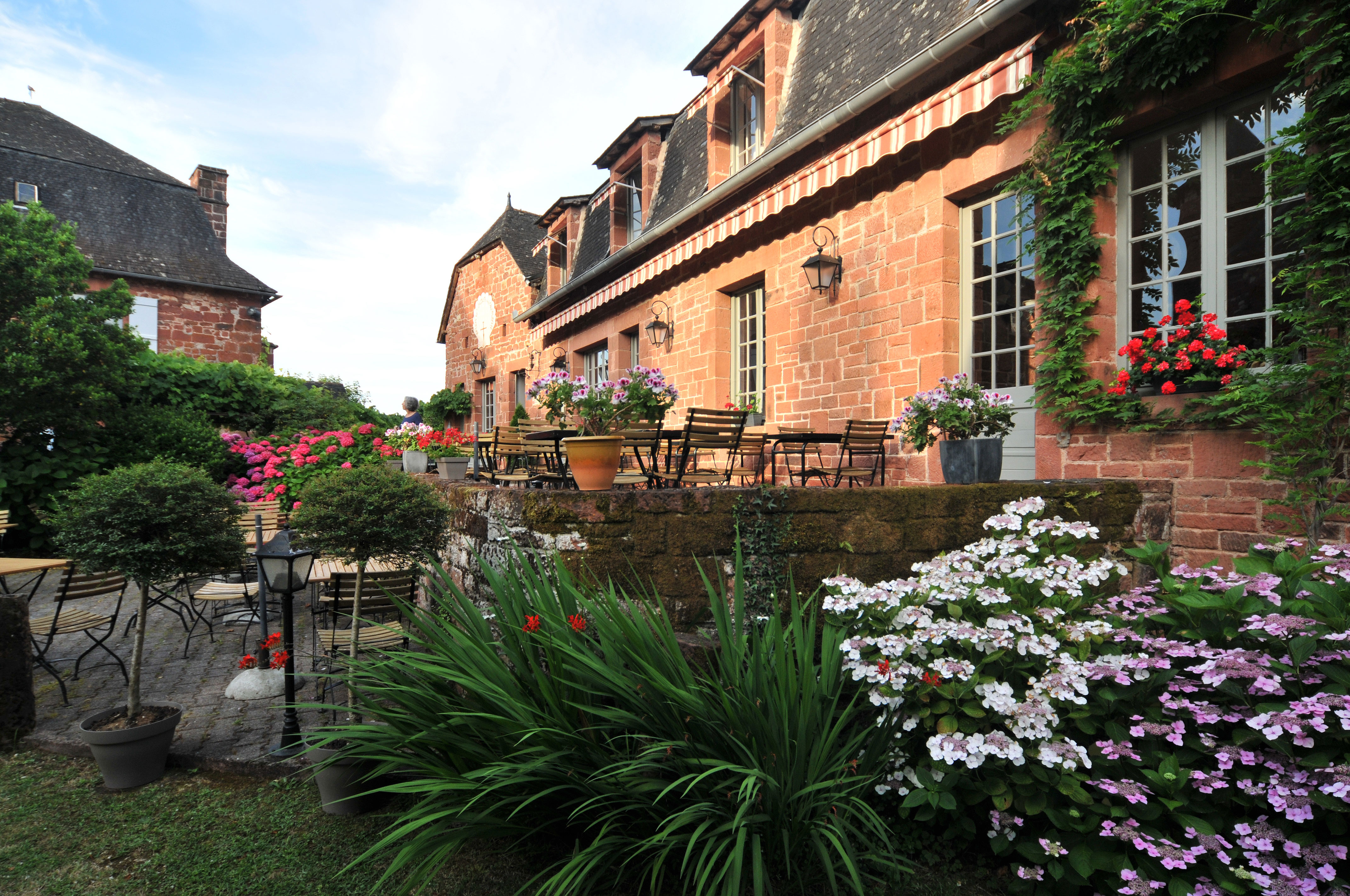 A vendre cause retraite, charmant hôtel 10 numéros situé au coeur de Collonges la Rouge, un des plus beaux villages de France, site touristique majeur de la Vallée de la Dordogne. Situation exceptionnelle sans aucune concurrence sur l'hébergement. Les chambres sont toutes équipées de salle de bain, WC, TV, literie de qualité supérieure. Parking privé à proximité (150m).
Restauration assurée. Belle terrasse. Cuisine et matériel en bon état.
Bel établissement, bénéficiant d'une très bonne renommée auprès de la clientèle locale et touristique, aux normes sécurité et en règle avec la législation PMR.
Exploitation saisonnière, ouverture 7 à 8 mois par an.
A vendre murs et fonds.