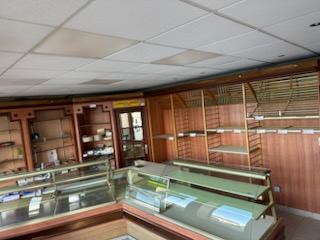 VENTE DE MURS BOULANGERIE 
COMPRENANT AU REZ DE CHAUSSEE BOUTIQUE AVEC MEUBLES FOURNIL AVEC FOUR LOCAL PATISSERIE AVEC MEUBLES LOCAL STOCKAGE WC ET DOUCHE
PARTIE HABITATON REZ DE CHAUSSEE : ENTREE DEBARAS CUISINE SEJOUR
 AU 1ER ETAGE ; 3 CHAMBRES DONT 2 AVEC PLACARDS SALLE DE BAINS AVEC WC RANGEMENT.
AU 2EME ETAGE GRENIER
ACCES EXTERIEUR PAR ESCALIER : 2 PIECES
GARAGE ET COUR.
Toutes propositions seront étudiées.

CE BOURG COMPREND : ECOLE MEDECIN PHARMACIE FLEURISTE POSTE BOUCHERIE EPICERIE BAR RESTAURANT COIFFEUR GARAGE MECANIQUE
ENTREPRISE DE MENUISERIE + DE 200 EMPLOYES ETABLISSEMENT DE COLLOCATION AGES ET VIE.
COMMUNE DYNAMIQUE