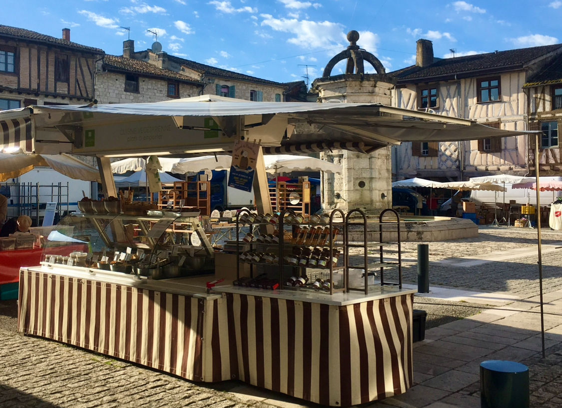 A VENDRE * CAUSE RETRAITE
Dans une très jolie Bastide du 12 siècle, village très dynamique de la Dordogne.
Fond de commerce Traiteur Végétarien Ambulant sur les marchés et événements, diurnes et nocturnes.
Affaire très saine depuis 10ans dans le 24, avec une très belle clientèle et fidèle.
A vendre avec :
- Remorque réfrigérée pour la vente, de 6x4m déployée
- Avec emplacement sur marchés
- Différents matériels, photos, sans le local.
- Tables inox
- Hotte aspirante pro
- Frigo et congélateur pro
- Différents petits matériels et ustensiles 

Pour personne aimant la cuisine, motivée et ambitieuse, pas sérieux s'abstenir.