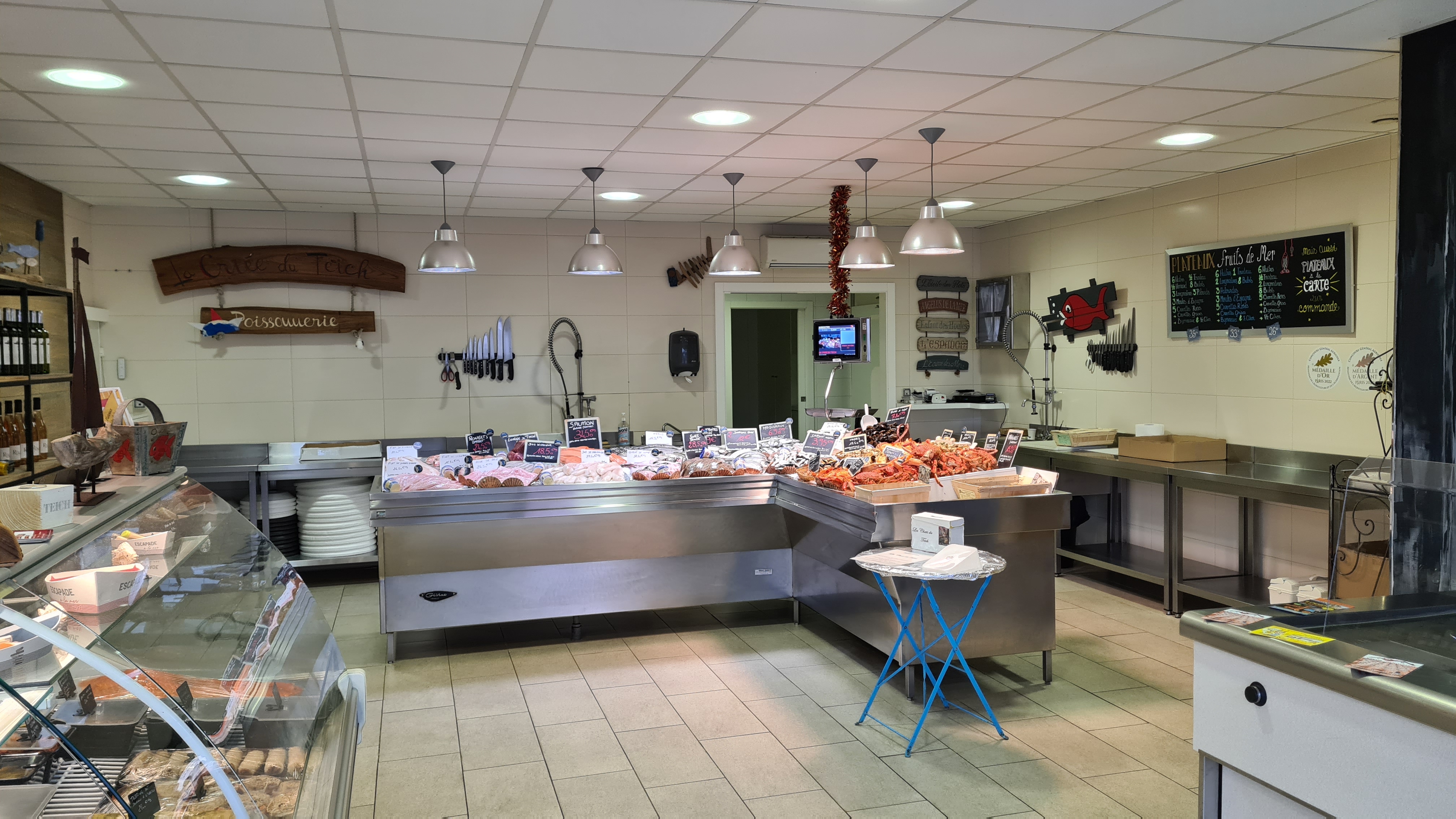 A céder fond de commerce poissonnerie situé sur le bassin d'Arcachon dans une commune dynamique,au sein d'un ensemble de commerces(boulangerie,carrefour market,boucherie,pizzeria..).
Excellente visibilité,grand parking devant les commerces.
Poissonnerie tout équipée,machine à glace,2 chambres froides,2 vitrines,grande cuisine, grand espace de vente équipé.
Clientèle fidèle à l'année et en forte hausse en période de saison et de vacances.
Très bon chiffre d'affaires.