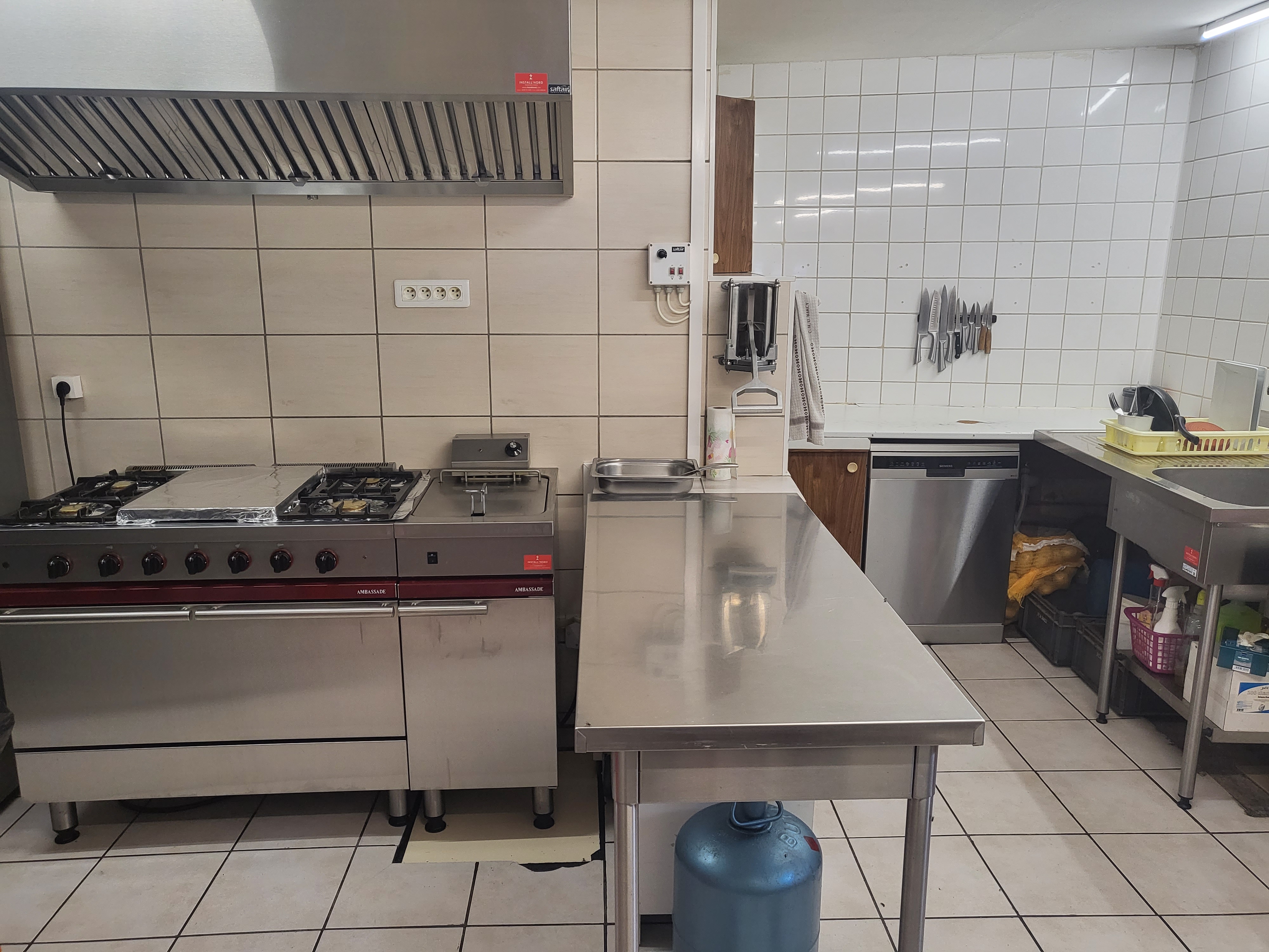 afin de partir en retraite, nous souhaitons vendre notre commerce, BAR BRASSERIE du PONT, situé à PONT DE ROIDE dans le DOUBS.

Cette établissement, idéalement situé et une institution, crée il y a plus de 150 ans.

Il possède, outre une terrasse NEUVE de 50 places assises, 40 places assises au bar et une salle de restauration de 32 places.

Le PMU nouvellement acquis depuis début 2025 complète la vente des jeux FDJ ainsi que le jeux AMIGO.
Un appartement de 200 m² situé au dessus de l'établissement permettras à un couple de travailler sans avoir à se déplacer.
L'établissement est ouvert 7/7.
La restauration, de type familiale est très apprécie et le chiffre d'affaire de l'établissement est en constante augmentation, plus de 20 % depuis le début de cette année malgré la conjoncture.
Nous souhaitons une vente rapide afin de pouvoir profiter un peu de notre retraite.
Nous sommes ouvert à vos propositions dès lors qu'elles sont sérieuses
