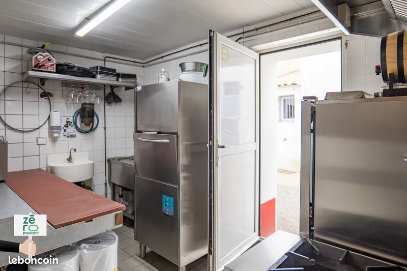 Boucherie, charcuterie, fonds de commerce, traiteur 50 m² La Tranche-sur-Mer À vendre : Fonds de commerce de Boucherie Charcuterie Traiteur Rôtisserie situé en plein cœur de La Tranche-sur-Mer, station balnéaire très recherchée du littoral vendéen. Emplacement stratégique : Emplacement numéro 1 au centre-ville de La Tranche-sur-Mer, commune dynamique et attractive, À proximité immédiate des plages, du marché, des parkings et des commerces de proximité, Clientèle locale fidèle toute l'année et afflux massif de vacanciers en période estivale, Zone piétonne et passage incontournable garantissant une forte visibilité. Un commerce réputé et rentable : Affaire exploitée depuis plus de 15 ans, avec une activité rentable et régulière depuis de nombreuses années ; Boutique équipée avec matériel professionnel complet, surface de vente fonctionnelle ; Cuisine professionnelle, laboratoire, deux chambres froides, espace rôtisserie.
Logement de fonction inclus : À l'étage, un logement indépendant composé de : 2 chambres ; 1 cuisine ; 2 salles d'eau ; 1 bureau - Un atout rare permettant de concilier travail et vie de famille sur place. Atouts financiers : Loyer abordable et attractif ; Possibilité d'acquérir les murs commerciaux en complément du fonds de commerce. Opportunité idéale : Cette boucherie-charcuterie-traiteur-rôtisserie bénéficie d'une réputation solide, d'une clientèle fidèle et d'un potentiel de croissance important, notamment grâce au tourisme et aux nombreuses animations de La Tranche-sur-Me.r