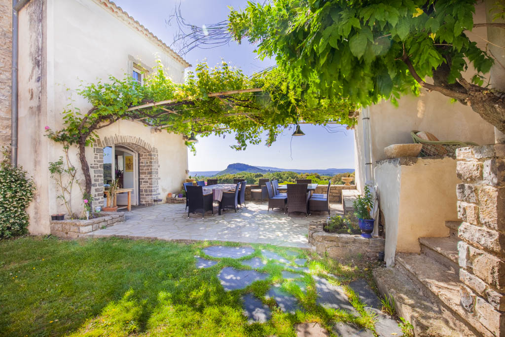 Propriété de 36 hectares avec un Mas en pierre de 740 m², rénover 2x pompes a chaleurs, 36 panneaux photovoltaïques, 10 pièces, 6 chambres, 5 salle de bains, possibilités d'agrandir les chambres d'hôtes, possibles de recevoir pour les mariages est évènements. pour tous renseignements supplémentaires tel: 06.13.94.12.59 ou mail: lemasdelouise30@gmail.com (prix sans frais d'agences)