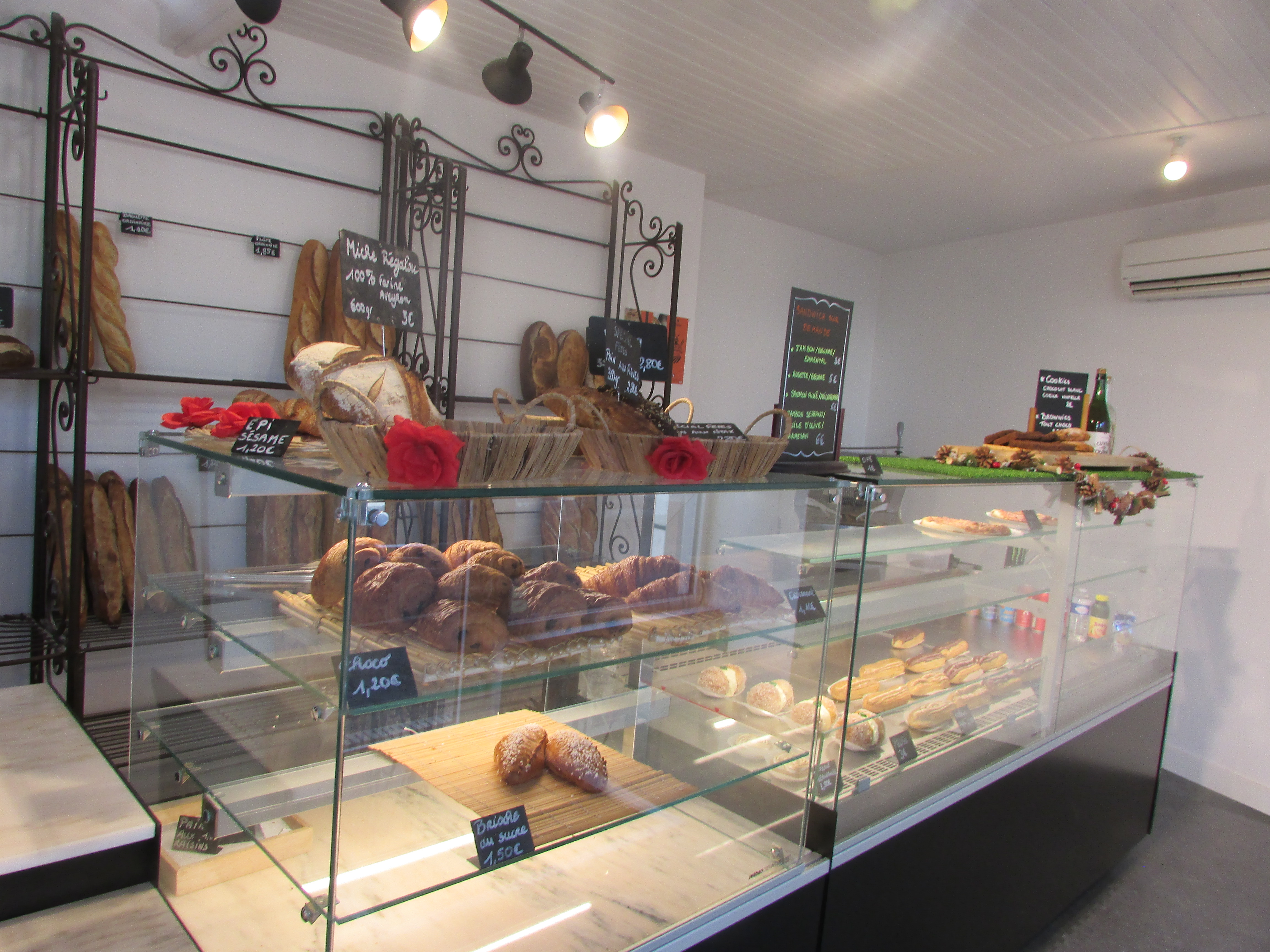 La Mairie de la Salvetat-Peyralès loue une Boulangerie-pâtisserie d'une surface de 240 m2 pourvue d'un bel espace de vente lumineux. Ce commerce est situé au cœur d’un village de 1000 habitants, entre Rodez et Albi. La commune est à 2h30 de Montpellier et 1h30 de Toulouse. Le commerce est disponible à partir d’avril 2025.
Le laboratoire est tout équipé, fonctionnel et de plain-pied avec des équipements récents. Un logement de 100 m2 (3 chambres) avec terrasse est disponible au-dessus de la boulangerie.  Le loyer mensuel du bâtiment avec l’appartement est de 1050 €. Pas d’achat de fonds de commerce à l’entrée. 
Le village dispose de tous les services et commerces de base : école maternelle et primaire, centre médical (kiné, dentiste, médecins, infirmière, podologue), pharmacie, vétérinaire, station-service, 2 bars restaurant, épicerie, coiffeur, esthéticienne, garage automobile, nombreux artisans. La vie associative est également très dynamique. La commune est en zone  France ruralités revitalisation (exonération fiscale).