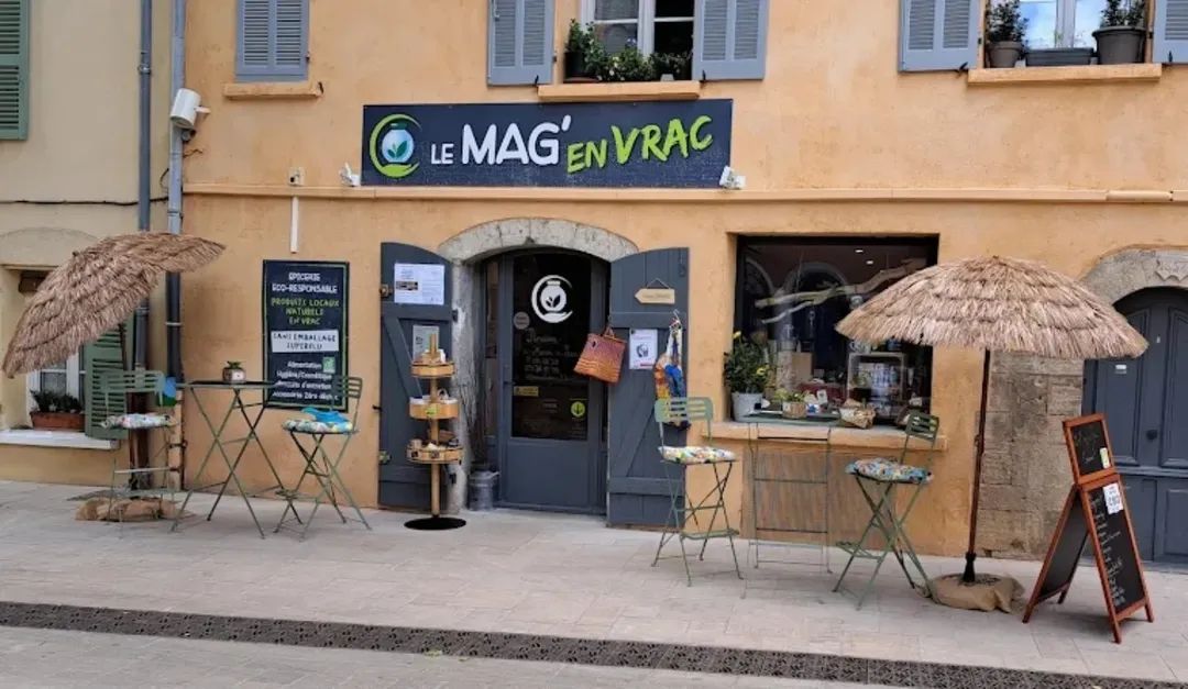 À VENDRE – FONDS DE COMMERCE ÉPICERIE DE DÉTAIL / VRAC – BESSE-SUR-ISSOLE

Belle opportunité pour entrepreneur souhaitant reprendre un commerce de proximité avec une clientèle existante et fidèle.

À vendre fonds de commerce d’une épicerie de détail spécialisée dans la vente de produits en vrac, située à Besse-sur-Issole, en activité depuis juillet 2022.

Le commerce bénéficie d’une clientèle existante et fidèle et d’un local fonctionnel, entièrement équipé et aux normes.

- LOCAL DE 41 M² ENVIRON

Le commerce se compose de :

* 29,60 m² d’espace principal de vente
* 9,20 m² de réserve
* Salle d’eau indépendante
* Local entièrement aux normes
* Climatisation
* Terrasse extérieure
* Licence III existante

- BAIL COMMERCIAL

Le bail repart à zéro pour le futur acquéreur, avec les frais liés au renouvellement à la charge du vendeur.

- Loyer : 600 € / mois
- Redevance mairie pour la terrasse : 100 € / an

- POSSIBILITÉS DE REPRISE

Le fonds peut être repris pour poursuivre l’activité actuelle d’épicerie / vente de produits en vrac, mais également pour toute activité à vocation artisanale, sous réserve des dispositions du bail et des autorisations nécessaires.

- Activités snack, restauration et bar non autorisées.

Il est également possible d’envisager une vente séparée du fonds de commerce et du stock/activité, selon le projet du repreneur.

- PRIX DE VENTE : 55 000 €

Détails du prix et des conditions de reprise disponibles sur demande, notamment en cas de non-reprise du stock.

Renseignements complémentaires et visite sur demande :
- lemagenvrac@gmail.com
- 06 70 45 34 23

Une belle opportunité pour développer un commerce de proximité, une activité artisanale ou un concept original au cœur de Besse-sur-Issole.
