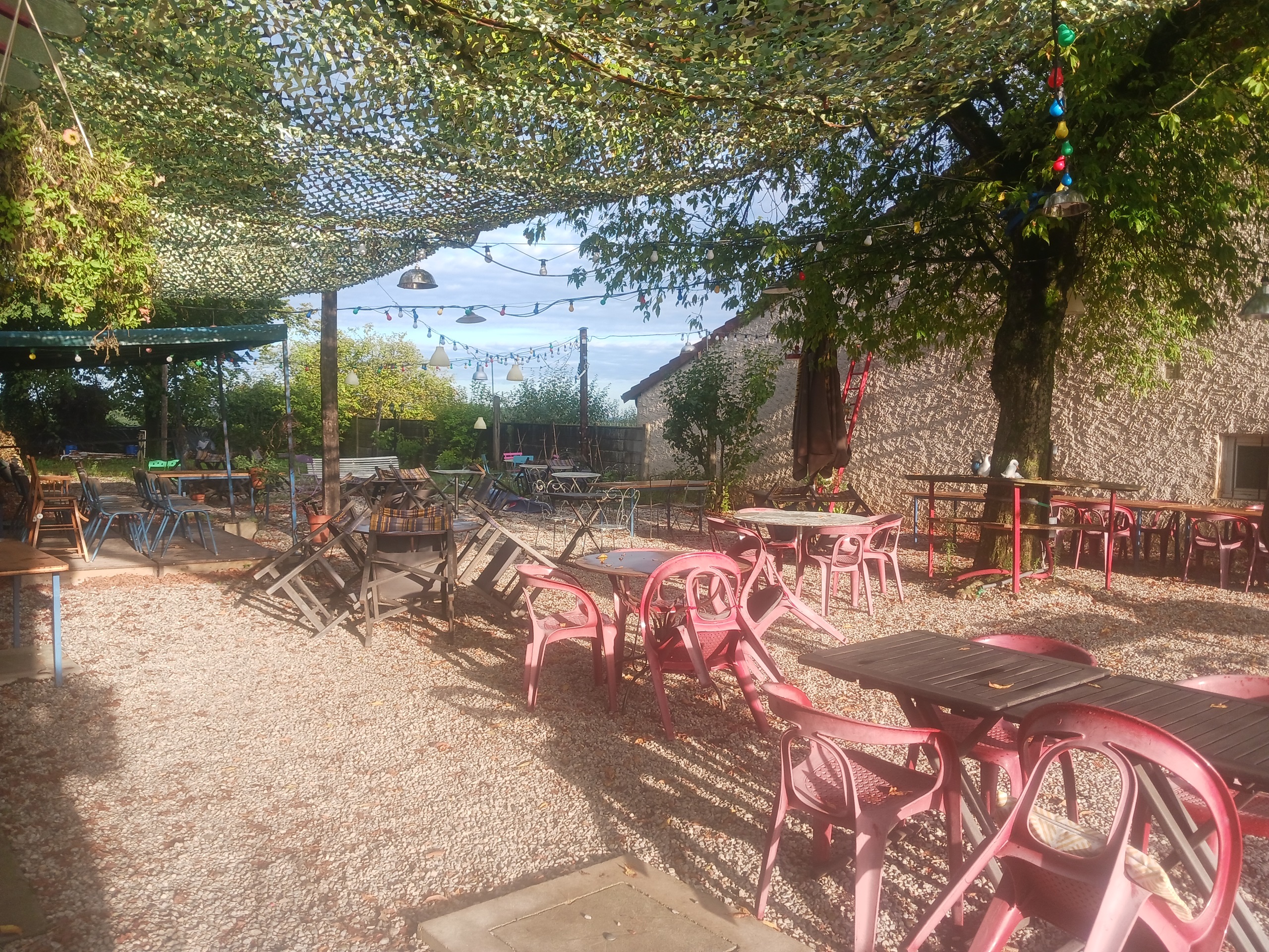 Restaurant traditionnel – Montceaux l’Etoile (71) – Charolais-Brionnais
	CA 2024 : 464.000 €, Marge Brute : 63,2%, Val Ajout 45,3%
	A reprendre, au cœur du Charolais-Brionnais, restaurant de cuisine familiale et de terroir avec licence IV, rénové intégralement en 2022. Carte courte, cuisine atypique
	Deux salles (55 couverts) + terrasse ombragée (130 couverts).
	Forte notoriété régionale ; Clientèle fidèle et diversifiée : ouvriers en semaine, familles, touristes, randonneurs et cyclistes le week-end ; zone de chalandise Roanne – Charlieu – Digoin – Paray – Charolles ; parking spacieux,
	Atouts : Fidélité locale et attractivité touristique, nombreux points d’intérêt aux alentours ; organisation d’événements et animations possibles.
	Equipe à reprendre : une apprentie polyvalente (CAP cuisine), 5 extras saisonniers fidèles
	Cuisine spacieuse, équipement complet (liste sur dde), accès et toilettes PMR OK, logement T3, 130m² à l’étage
	Affaire à céder pour changement professionnel, accompagnement proposé, montant souhaité : 190.000€ (pour le fonds), murs en vente : 195.000€