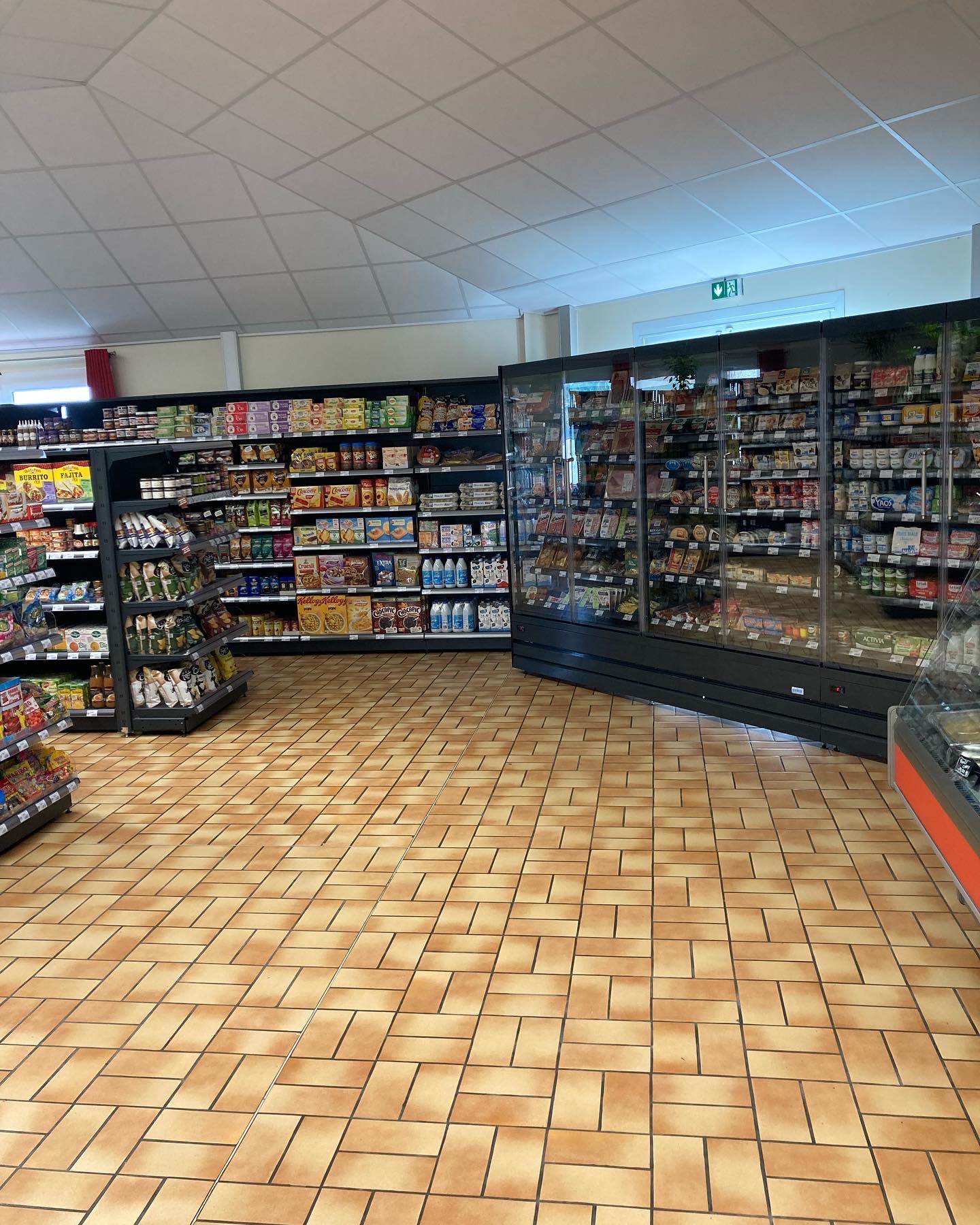 Prix de vente : 30 000 EUR à débattre (hors stock) 


Situé au cœur du charmant village de Tréflez (29430), ce fonds de commerce représente une belle opportunité pour un couple ou un professionnel souhaitant reprendre une activité de proximité.

Cet établissement propose une activité diversifiée associant épicerie , traiteur, dépôt de pain et pâtisserie, répondant aux besoins des habitants et de la clientèle de passage.

Des locaux commerciaux fonctionnels et équipé 

L’ensemble commercial développe une superficie d’environ 130 m², comprenant :

* Un espace de vente de 90 m2 permettant l’accueil de la clientèle et la présentation des produits.
* Une cuisine de 18m², offrant un espace complémentaire pour l’organisation de l’activité et les préparations.
* Une réserve de 15 m², facilitant le rangement et le stockage.

Le fonds comprend le matériel (6000€HT) et les équipements professionnels nécessaires à l’exploitation, permettant d’envisager une reprise dans de bonnes conditions. 

Plusieurs places de stationnement devant l’épicerie facilitent l’accès à la clientèle.
