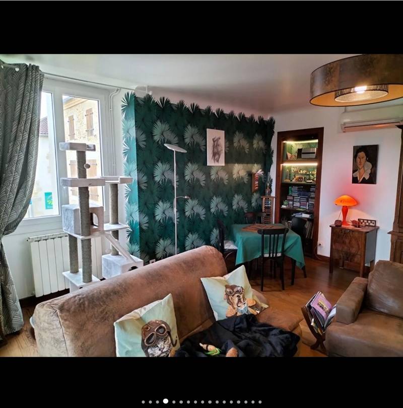 Immeuble 
RdC : commerce 102m² avec sanitaires, 
À l’étage : un appartement de 119m² (2 chambres + patio pouvant servir de chambre, grande cuisine équipée, 1 salon donnant sur balcon et grands combles isolés aménageables). 
24 panneaux solaires. 
Bastide tous commerces, piscine, dojo, skatepark- de la crèche au Collège, le bien donnant sur la place avec nombreux parkings. 
Le local peut accueillir tout commerce, médical, bureautique, artisanat, profession libérale, etc.
A 1 h 30 Pyrénées et 1 h 30 Océan, proche d’Eugénie les Bains (ville Thermale).

VENTE CAUSE RETRAITE

Viager libre pour 100.000 € + un loyers de 840€/mois (valeur du bien 235.000€) ou Vente à 235 000€ net vendeur.
