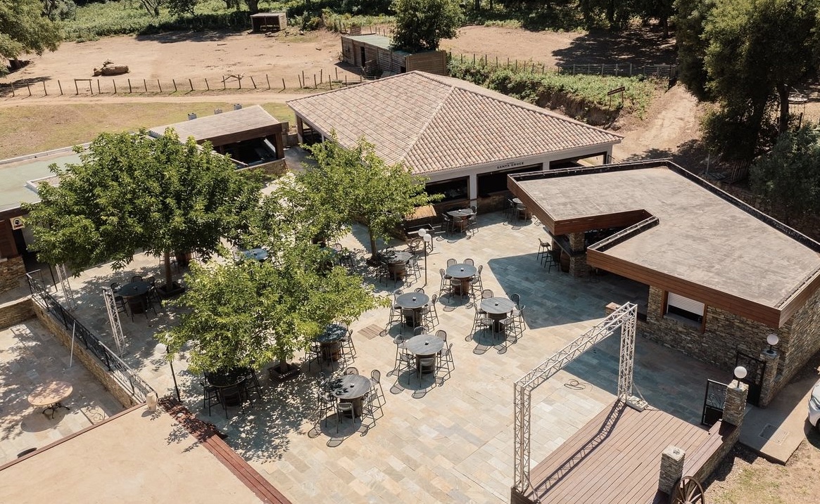 Vend domaine hôtelier Cap Corse
7220m2 de terrain 

* RESTAURANT *
- Salle couverte 210m2 toit 4 pentes
- Cuisine 40m2 plonge séparée 
- Barbecue + four pizza 25m2
+
* BAR  *
- terrasse en dallage de 430 m2
- 1er comptoir 22m2
- 2eme comptoir en pierre 40m2
- Scène pour concert/festival
+
* HÔTEL 5 CHAMBRES *
- Toutes avec salle de bain et climatisation  
- buanderie 
Totalité : 130m2
+
* HANGAR 280m2 *
- Bâtisse métallique 
Hauteur 6 m
-  Mezzanine de 70m2
Toute activité possible
+
* MAGASIN 210m2 *
Alimentation générale 
Produits corses 
Porte automatique entrée sortie
Climatisation 
Seul magasin du village
+
* BÂTISSE EN PIERRE 160m2 *
7 pièces
Toute activité possible 
+
* APPARTEMENT 75m2 *
Type F3 moderne cuisine leicht
Parquet
2 chambres 
Sdb Douche baignoire, 
toilette séparée 
Climatisation par le plafond 
+Terrasse 15m2
+Terrasse 100m2 avec piscine 18m2
+
* LOGEMENT DU PERSONNEL  *
- 2 bungalows avec salle de bain (2x22m2)
- 1 chambrette 12m2 avec salle de bain
- 1 chambre 18m2 avec salle de bain

Grosse demande événement/mariage
Grand parking 
Terrains pour animaux 
Parc équipé pour élevage porcin 
Eau distribuée par Forage
Eau chaude par énergie solaire 
Emplacement prévu pour piscine 5x10

18km de Bastia direction CAP CORSE, 3km de la plage 
Situé en plein maquis, pas de voisinage 

Affaire à saisir 1 750 000 €
1200m2 de construction soit 1460€/m2 (+terrasse dallée 430m2)

Resto traiteur mariage cérémonie charcuterie corse sud commerce baptême événementiel fond saison Corsica hôtellerie atelier haute Corse complexe hôtelier agri tourisme store shop épicerie