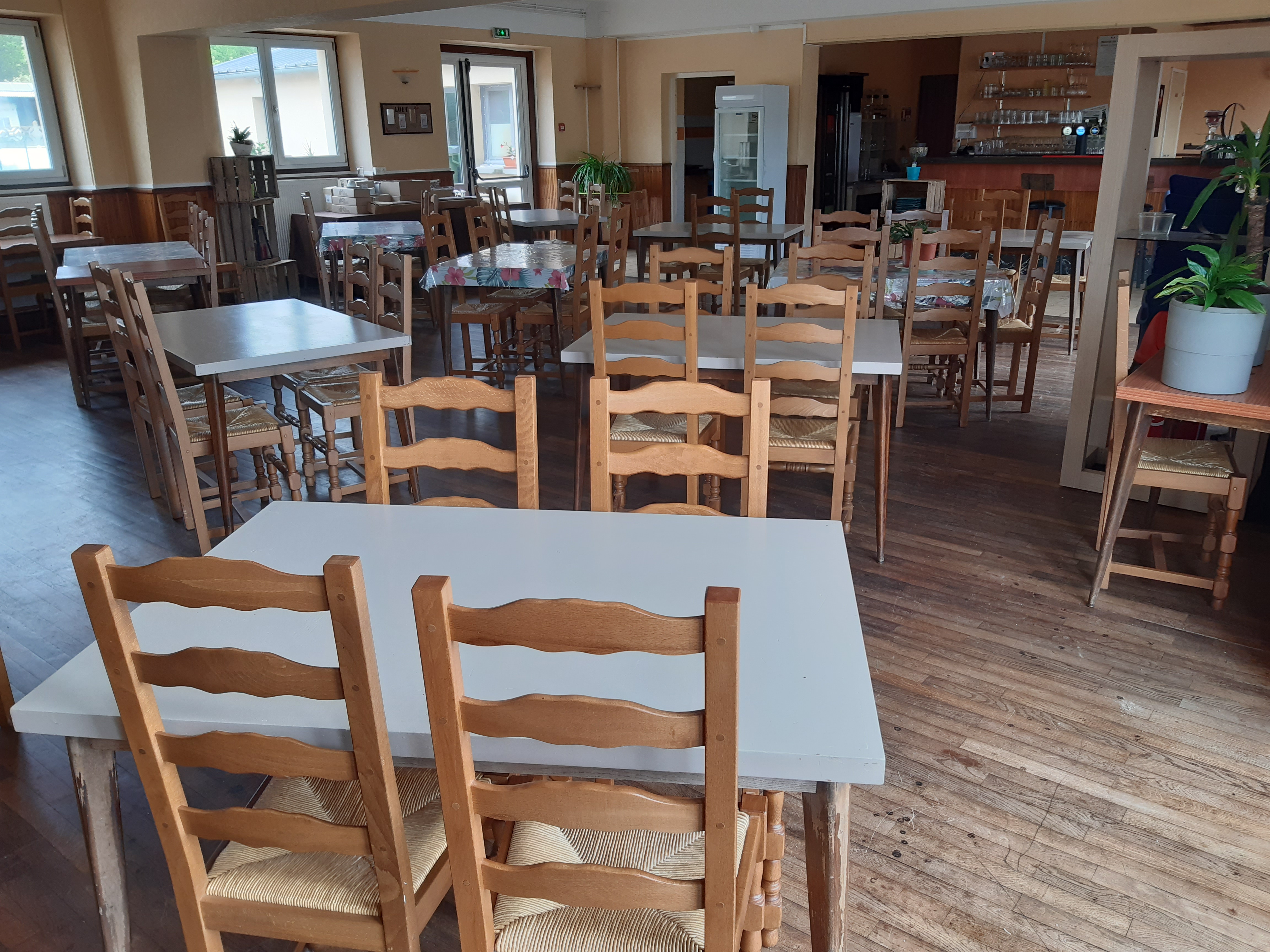 BAR HOTEL RESTAURANT "LE VALORIA" situé dans un environnement naturel à proximité de l'étang communal à VILLEGOUIN (36) au coeur du Berry, territoire attractif aux portes du PARC NATUREL REGIONAL DE LA BRENNE, à 30 minutes du ZOOPARC de BEAUVAL, et à proximité des châteaux de la LOIRE.
 
Le bâtiment et les équipements appartenant à la commune, nous sommes à la recherche de repreneurs pour ce commerce qui ne demande qu'à être développé.
 L'ensemble est complet et comprend:
un grand parking avec 2 terrasses;
au RDC du bâtiment on trouve un bar (avec licence IV appartenant à la commune), une salle de restaurant de 120m2, WC, une cuisine équipée (piano, plancha, four à pizza, lave-vaisselle, etc ...) une plonge séparée, diverses réserves, vaisselle, vestiaire avec douche et WC. 
Au 1er étage, 5 chambres avec WC et salle de bail (douche ou baignoire)
Au 2ème étage, un appartement de fonction avec une grande pièce à vivre, 3 chambres, SDB(douche) WC. 

Le loyer est de 650.00€ HT (hors charges)
Afin d'évaluer au plus juste votre candidature et la viabilité de votre projet, nous vous demandons de nous envoyer votre dossier complet à : mairie@villegouin36.fr
CONDITIONS DE RECEVABILITÉ: C.V. et projet de reprise détaillé avec prévisionnel comptable, Permis d'exploitation, Permis d'hygiène (HACCP).