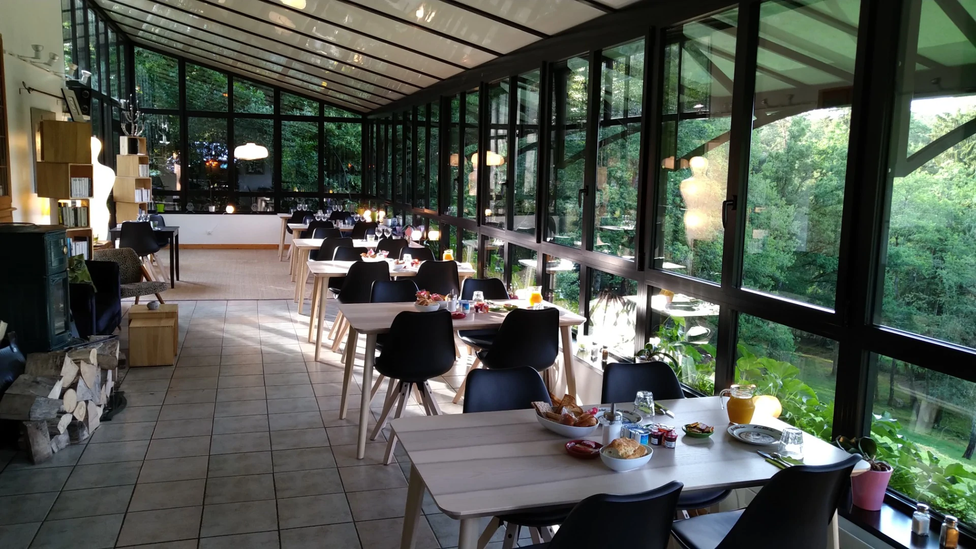 BAR – HOTEL*** – RESTAURANT SALON DE THE CHOCOLAT
Vente des murs : 490 000 € - Vente du fonds : 200 000 € 

Gros potentiel ! Premier hôtel du bord du lac (année 1880 environ).  Parc privatif de 2 ha boisé, étang, puit, rivière et proximité immédiate du site classé du barrage et du lac

Les Grillons du Morvan sont situés en bordure de la D193, axe fréquenté qui dessert la rive droite (route rive Reine du lac) du lac des Settons (300 000 visiteurs / an estimés), à moins de 5 mn du village de Montsauche-Les Settons (541 habitants) qui dispose d’une offre commerciale et artisanale de première nécessité (boulangerie, épicerie, coiffeur, station-service 7/7, pharmacie, école, collège, banque). 

L’établissement est au cœur du territoire des Grands Lacs du Morvan, destination touristique du Parc du Morvan, à moins de 3H des régions parisienne et lyonnaise. Il est situé en aval du barrage du lac des Settons sites classés qui attirent une fréquentation importante, à proximité immédiate du chemin de ronde.

Bar, restaurant, hôtel***, salon de thé & chocolat. 
Accueil équestre : 3 paddocks, sellerie. Parking privatif de 725 m² (30/35 voitures).

Ouverture de mars à mi-novembre. Etablissement hôtel classé 3* Changement de catégorie en 2015 : très petit établissement. A titre indicatif : cuisine 2 pers (chef + aide cuisine), salle 2 pers, chambres 2 pers + saisonniers. Pas de salarié en hors saison. 

Hôtel : 14 chambres (30 couchages) avec douche (dont 1 bain balnéo), wc, lavabo. Une chambre accessible aux personnes à mobilité réduite. 
Restaurant : Salle de restaurant, dont une véranda (30) avec vue sur le parc, capacité totale de 50 couverts. Salle Salon de thé-bar avec cheminée (12 personnes)
Cuisine et plonge professionnelle en très bon état. 1 chambre froide (2 ans), 1 plan de travail froid négatif, four à air pulsé avec humidité.
Lingerie et laverie avec 2 machines à laver et 2 sèches linge. 4 caves sous toute la surface du bâtiment.
Appartement privé : au 1er étage (3 chambres dont 1 pour adulte avec SDB et 2 chambres enfants, 1 SDB, coin repas avec cuisinette), garage 90 m².
Bureau : 2 pièces.
Chaudière fioul, chauffage central + eau chaude (500 l), cheminée double foyers et poêle à bois. Isolation thermique (double vitrage)

Locaux fonctionnels de suite. Depuis la reprise, le gérant a investi dans son outil de travail (portes coupe feu, désemfumage, alarme incendie, chambres…) à hauteur de 300 000 € pour répondre aux normes en vigueur et aux exigences de la clientèle. Matériel récent et entretenu.

Clientèle FR à 80%, clientèle NL et B : 12%, autre : 8%. Accueil de clubs voiture, moto, cavaliers. Seul hôtel du lac des Settons.
