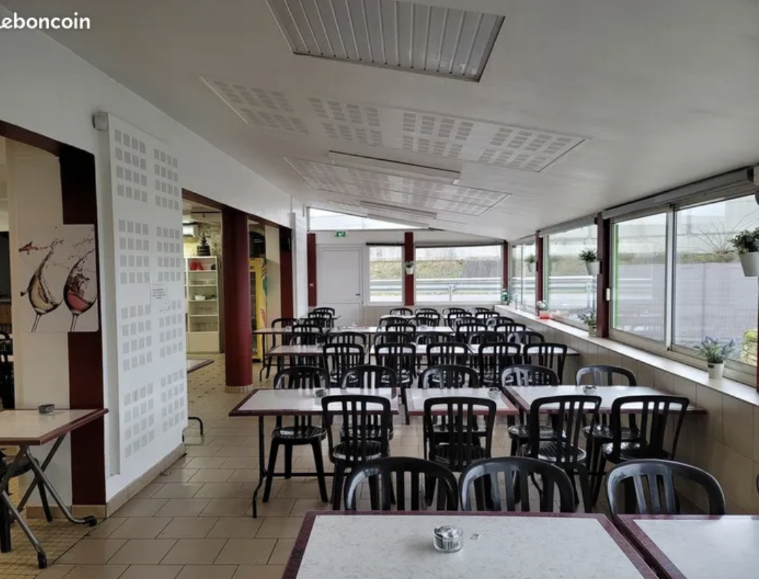 Nous sommes bientôt à la retraite et nous souhaitons vendre notre restaurant routier que nous exploitons depuis plus de 6 ans. 
Nous aurons notre dernier bilan arrêté au 31/03/25 vers le mois de juin. Notre CA a progressé de 12% par rapport à 2024.
Nous pouvons après un apport minimum faire un crédit vendeur.
Il y a une grande chambre qui peut vous permettre d'arriver dans notre région si vous souhaitez changer de vie. Cette affaire est idéale pour un couple comme nous. Mon mari était routier...
Nous étudierons toutes propositions, comme une location vente par exemple.