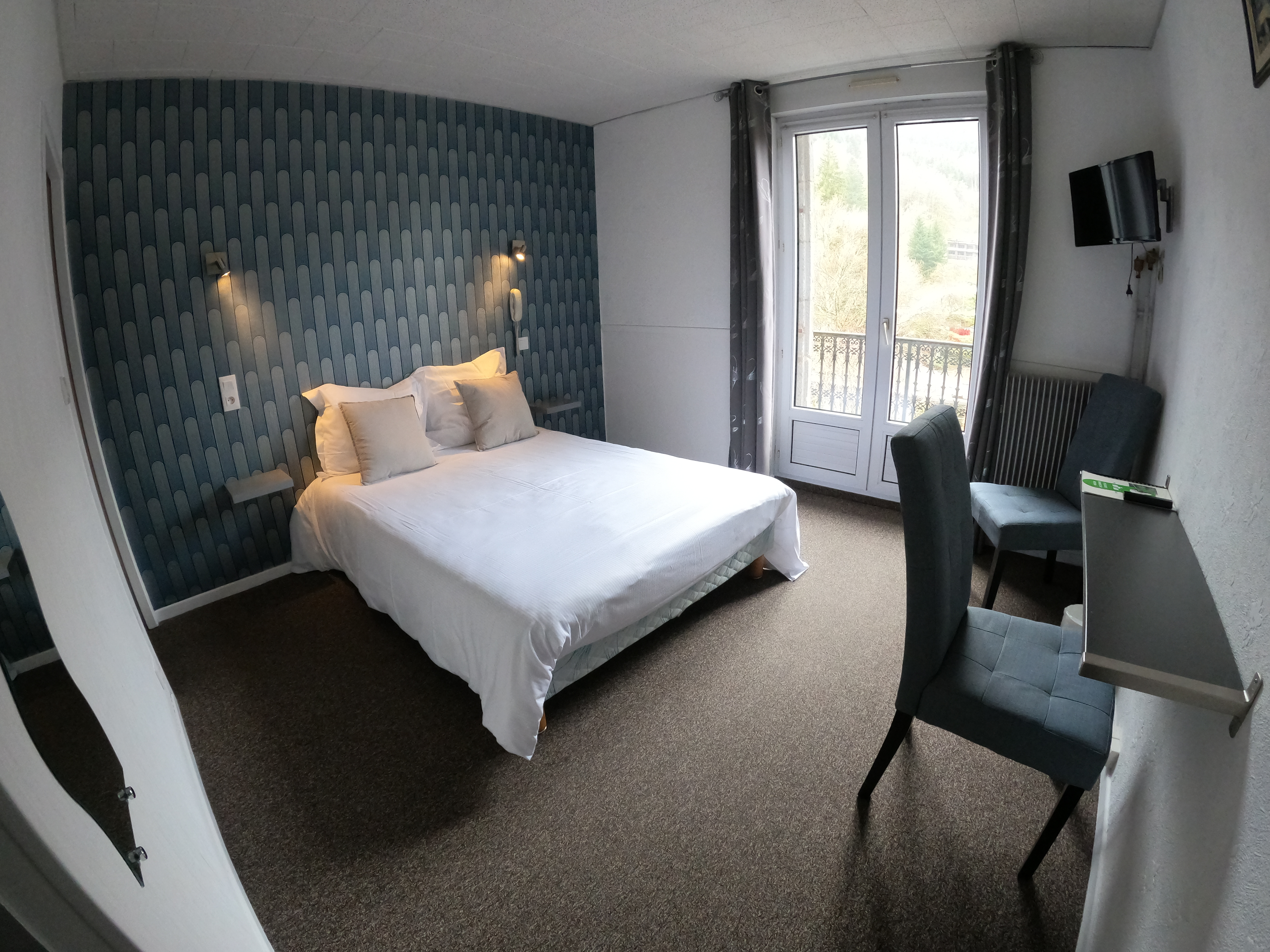 Situé au cœur du village et bénéficiant d'une vue exceptionnelle sur le Sancy, l'Hôtel de Londres est un établissement de 18 chambres de 1 à 5 personnes et d'1 voir 2 appartements  meublés, sur 4 étages et disposant d'un ascenseur.
Construit en 1850, l'Hôtel est un des plus ancien du Mont Dore et a traversé toutes les époques, de l'âge d'or du thermalisme à nos jours.
L'hôtel est en activité 11 mois de l'année, grâce au thermalisme, au tourisme estival et hivernal.
La station de ski se trouve à 4km de l'hôtel et les thermes à 140m.