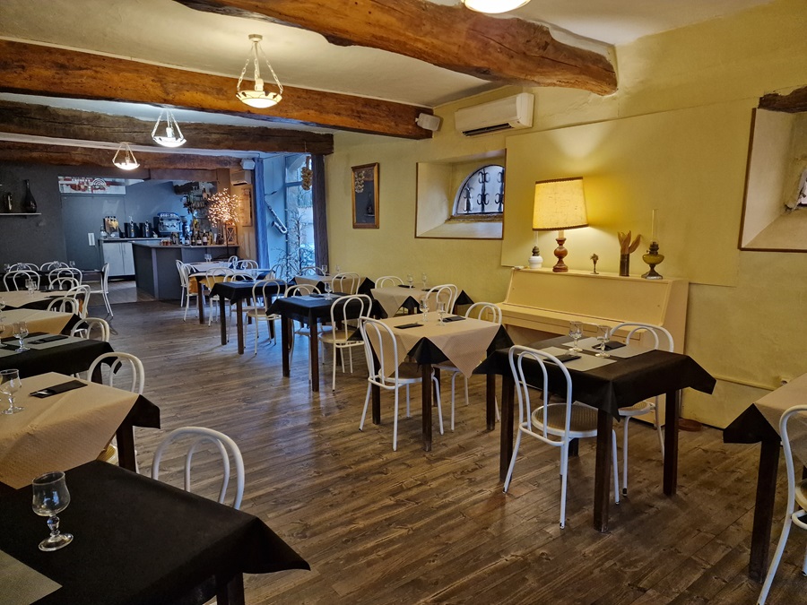 Pour profiter d’une retraite bien méritée, et après vingt ans de bons et loyaux services, nous mettons en vente notre restaurant situé dans une ville de six mille habitants au cœur de la Lomagne gersoise. Il comprend une terrasse, deux salles climatisées, deux toilettes dont une adaptée aux personnes à mobilité réduite, ainsi qu’une cuisine équipée avec du matériel récent. Pour plus d’informations, vous pouvez nous appeler.Merci