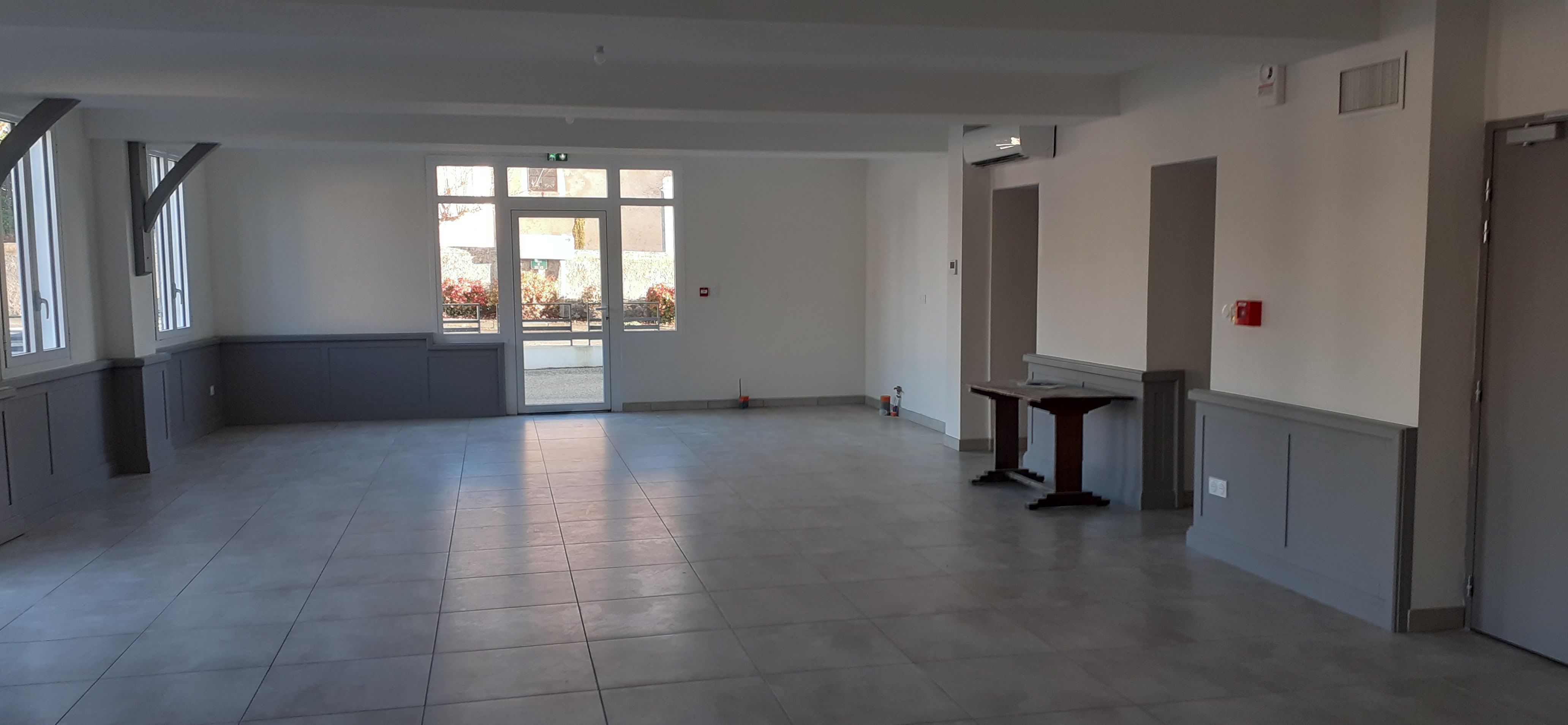 Proposition d'un bail commercial sans pas de porte.
Castelnau Chalosse , commune à une vingtaine de kilomètres de DAX, recherche son futur cafetier restaurateur. L'établissement appartenant à la Mairie a été refait entièrement à neuf et dispose d'un grand parking. Sa surface de 250m² (hors espace extérieur 40 m²) permet d'accueillir une centaine de couverts. Fermé depuis plusieurs années, il manque à la population locale et aux clients de passage. Le loyer est de 800€ HT mensuel incluant la licence IV. Les mobiliers du bar restaurant et équipements de cuisine sont à financer. 
Nos nombreuses associations sont très actives sur Castelnau, de nombreuses visites touristiques sont proposées à notre maison de la vannerie, ainsi qu'à notre quiller municipal qui propose une initiation à la pratique du jeu ancestral de quilles de neuf. Notre commune est située sur 2 axes routiers très fréquentés. L'Océan est à 50 mn et les Pyrénées à 1h . Nous sommes en plein cœur de la Chalosse, région dynamique et sportive située au sud du département des Landes. Nous ne connaissons pas de saison morte, à savoir: la période hivernale est animée avec les rencontres de basket très actif sur Castelnau et la période estivale rythmée par les nombreuses fêtes hebdomadaires organisées sur l'ensemble de notre belle région. D'autres atouts complètent l'attractivité de notre village.