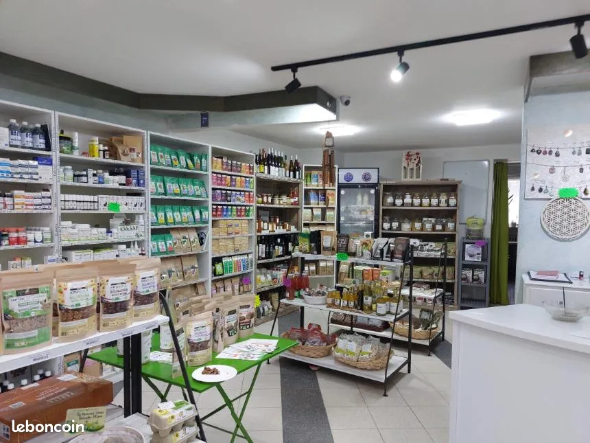 Vous souhaitez travailler tout en vous épanouissant dans l’univers du bien-être ? Ce magasin est fait pour vous !

Dans le cadre de la préparation à un départ à la retraite, cession d’un magasin de pierres & minéraux, naturopathie et bien-être, idéalement situé en plein cœur du centre-ville de Dombasle-sur-Meurthe 📍
✔ Excellente visibilité
✔ Passage régulier
✔ 2 places de parking 15 min devant le magasin
✔ Vitrine exceptionnelle 

✨ Une activité reconnue et rentable :
Ce commerce bénéficie d’une excellente réputation et s’appuie sur une clientèle fidèle, construite au fil des années 🤝
Sa large zone de chalandise attire des clients venant parfois de loin pour des produits de qualité et difficiles à trouver 💎

✔ Activité saine, stable et immédiatement exploitable
✔ Aucun investissement à prévoir

🏡 Un espace chaleureux et plein de potentiel :

Le local commercial offre 114 m2 (loyer 1150 €) :
🛍️ Environ 60 m² de surface de vente, lumineux, chaleureux et soigneusement aménagé
➕ 4 pièces annexes (~54 m²) permettant :
- accueil de praticiens (naturopathe, réflexologue…)
- ateliers, conférences, animations
- développement d’activités complémentaires
- création d’un revenu locatif
📦 Une cave d’environ 55 m² complète l’ensemble (stockage idéal)

🌱 Une offre complète et attractive :
💎 Pierres, minéraux et bijoux
🌿 Compléments alimentaires, huiles essentielles, fleurs de Bach
🕯️ Bougies, encens, fontaines, bols tibétains, carillons
📚 Livres, géobiologie, radiesthésie, oracles
💄 Cosmétiques naturels et bio
🍯 Épicerie saine et gourmande

✨ Une diversité qui répond à une large clientèle en quête de solutions naturelles en pleine expansion !

🚀 Une reprise facilitée (clé en main) :
📁 Fichier clients structuré
🎁 Programme de fidélité actif
💻 Site internet de vente en ligne
🤝 Réseaux et partenariats en place

👉 Tout est prêt pour démarrer immédiatement dans les meilleures conditions.

👤 Profil idéal : Activité parfaitement adaptée à une personne souhaitant s’investir dans un projet porteur de sens, centré sur le bien-être et la relation humaine 💫

✔ Accompagnement et formation possibles à la reprise

💰 Possibilité d’acquérir les murs en complément du fonds (148 000 €)

✨ Une belle opportunité dans un secteur en plein essor ! Coup de cœur assuré😀