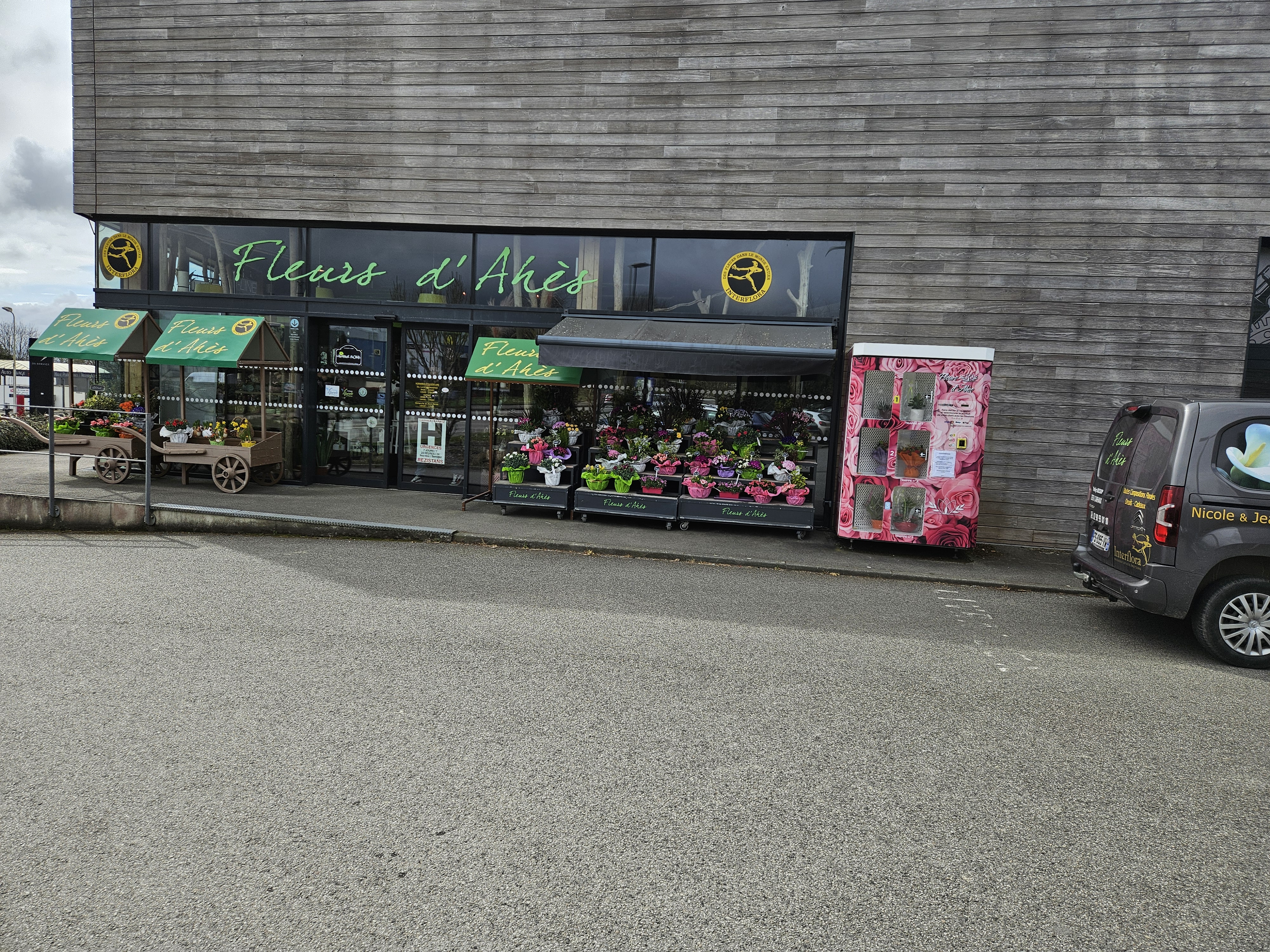 Carhaix-Plouguer 29270
Opportunité d'acquérir un fond de commerce de fleurs. Très bon emplacement avec une visibilité parfaite, située dans une zone passant et dynamique, cette boutique bénéficie d'une clientèle fidèle et d'une excellente réputation.

Caractéristiques du commerce, les surfaces :
- Espace de vente : 78,50 m²Carhaix-Plouguer 29270

Opportunité d'acquérir un fond de commerce de fleurs. Très bon emplacement avec une visibilité parfaite, située dans une zone passant et dynamique, cette boutique bénéficie d'une clientèle fidèle et d'une excellente réputation.

Caractéristiques du commerce, les surfaces :
- Espace de vente : 78,50 m²
- Atelier de confection : 24,00 m²
- Réserve: 52,50 m²
- Vestiaire: 3,75 m²
- Bureau : 9,60 m²
- wc : 3,35 m²

Matériel professionnel complet (chambre climatique, présentoirs haut et bas, outils de travail, …)

Stock de fleurs et plantes sont possibles quand l’inventaire est effectué lors de la vente.

Possibilité d'accompagnement ou de formation pour maintenir les relations commerciales

Atouts :

- Emplacement de choix avec fort passage et ayant un grand parking accessible et gratuit.

- Clientèle régulière et fidèle

- Rentabilité prouvée

- Potentiel de développement

- Agencement moderne et fonctionnel
- Atelier de confection : 24,00 m²
- Réserve: 52,50 m²
- Vestiaire: 3,75 m²
- Bureau : 9,60 m²
- wc : 3,35 m²

Matériel professionnel d'accompagnement (chambre climatique, présentoirs haut et bas, outils de travail, …)

Stock de fleurs et plantes sont possibles quand l’inventaire est effectué lors de d'accompagnement vente.

Possibilité d'accompagnement ou de formation pour maintenir les relations commerciales

Atouts :

- Emplacement de choix avec fort passage et ayant un grand parking accessible et gratuit.

- Clientèle régulière et fidèle

- Rentabilité prouvée

- Potentiel de développement

- Agencement moderne et fonctionnel

Renseignements en MP ou par tel 0689723050