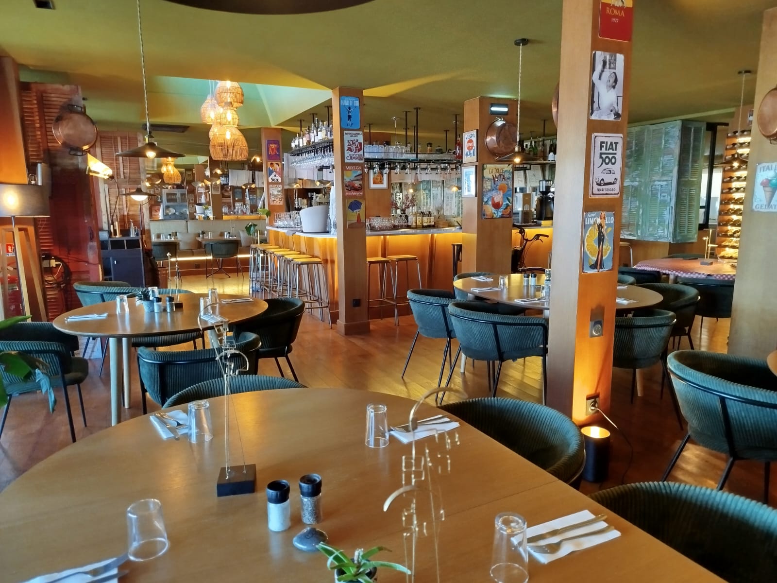 À VENDRE 580 000 EUROS UN RESTAURANT « TRATTORIA »
Situé en emplacement premium sur le port de Saint-Laurent-du-Var, ce restaurant de 160 m² avec terrasse de 40 m² bénéficie d’une visibilité exceptionnelle et d’un fort passage, au coeur d'un quartier en plein essor, dynamisé par l’ouverture de nouveaux établissements.
60 couverts en salle, 80 couverts en terrasse
Décoration soignée et contemporaine
Cuisine professionnelle entièrement équipée, mobilier en excellent état
Four à pizza
Loyer mensuel : 6 000 euros charges comprises.
Une affaire clé en main, idéale pour professionnel souhaitant s’installer immédiatement dans un cadre de travail de qualité, sans travaux à prévoir.