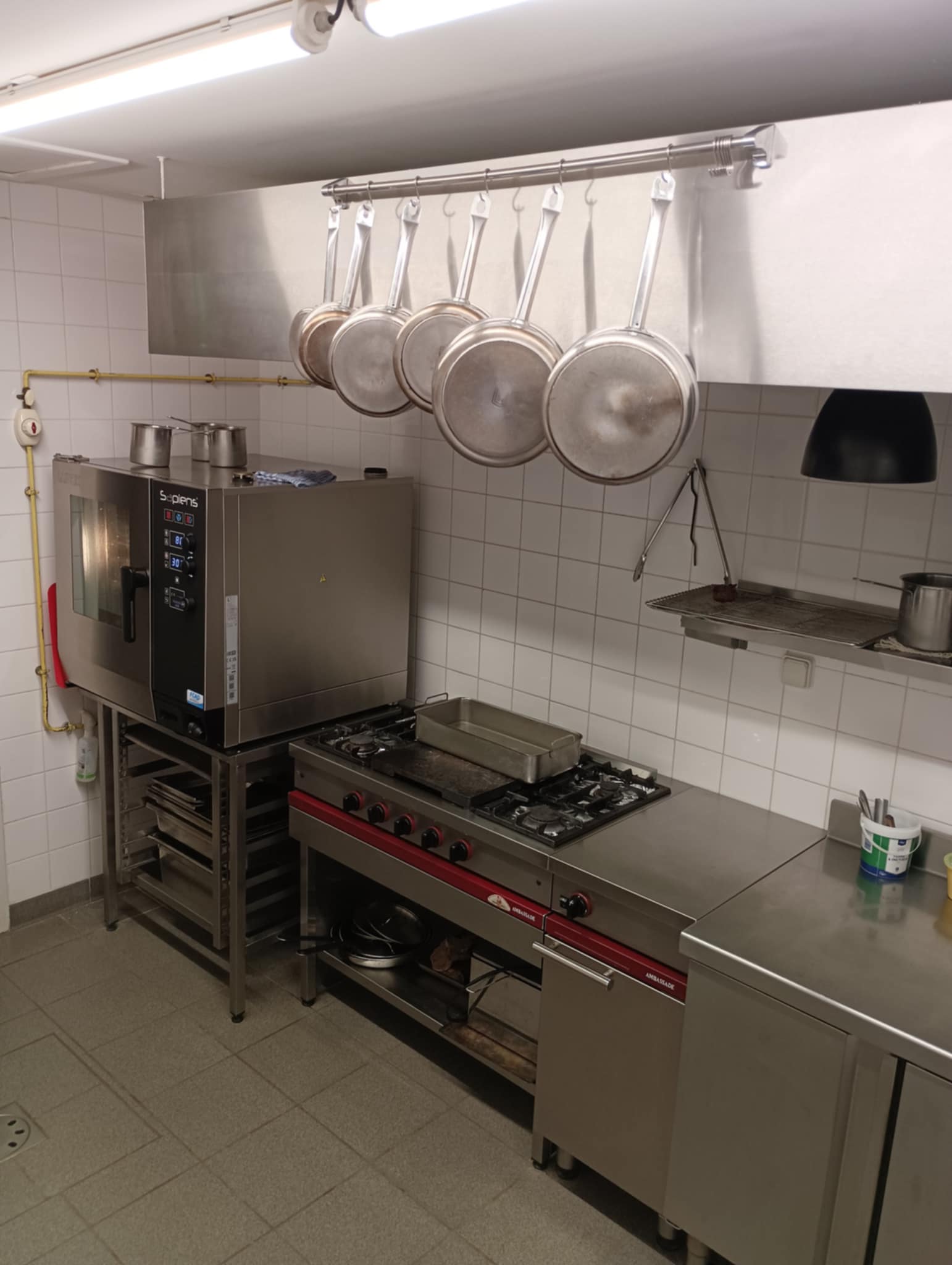 Vente d'un fonds de commerce dans un charmant village de caractère situé entre Privas et Montélimar.
Une belle terrasse ombragée donnant sur la petite place du village.
Location à la mairie avec logement professionnel sur place.

Capacité d'accueil : 25 couverts intérieur / 35 couverts extérieur
Surface professionnelle : 80 m2 + 37m2 extérieur sous la pergola
Surface logement : environ 100m2 + 37m2 terrasse perso

Les points forts :
Licence IV permettant une belle activité bar / Très beau cadre de travail / Clientèle locale toute l'année et touristique à la belle saison / Outil de travail fonctionnel / Logement sur place (location à la mairie)
Une affaire idéale à tenir à 2 (couple ou associés) !
Plus de photos sur demande !