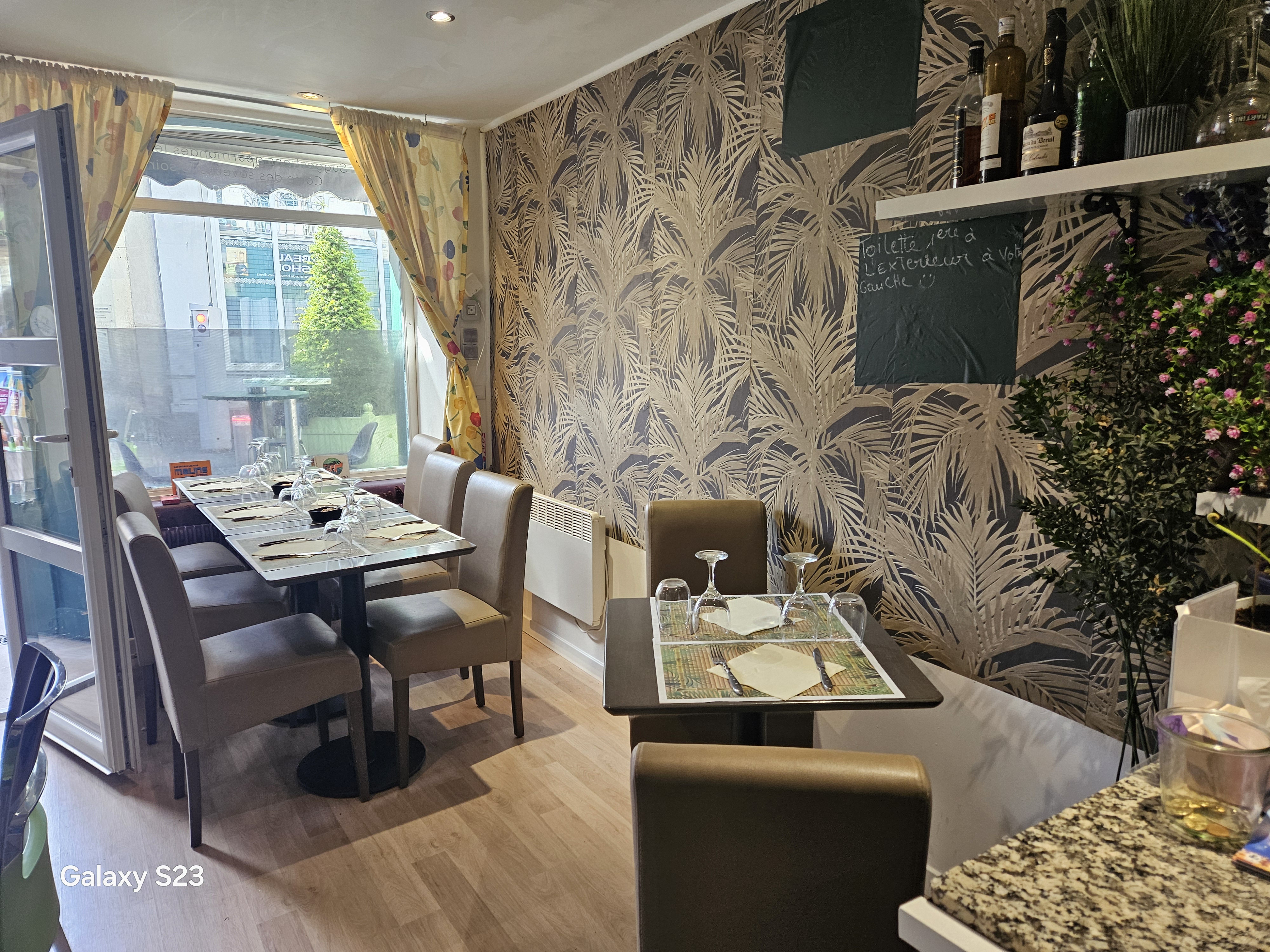 Description
A vendre fond de commerce Restaurant. Local en bn état et prêt à travailler immédiatement.
Une très belle salle et terrasse agréable
Possibilité de développer l’activité sur place où à emporter.
Attous:
Faible loyer 450€/ Mois
Belle emplacement et très bonne réputation.
IDEAL pour une première installation ou pour couple.
Cession du bien 35000€ (Négociation possible)