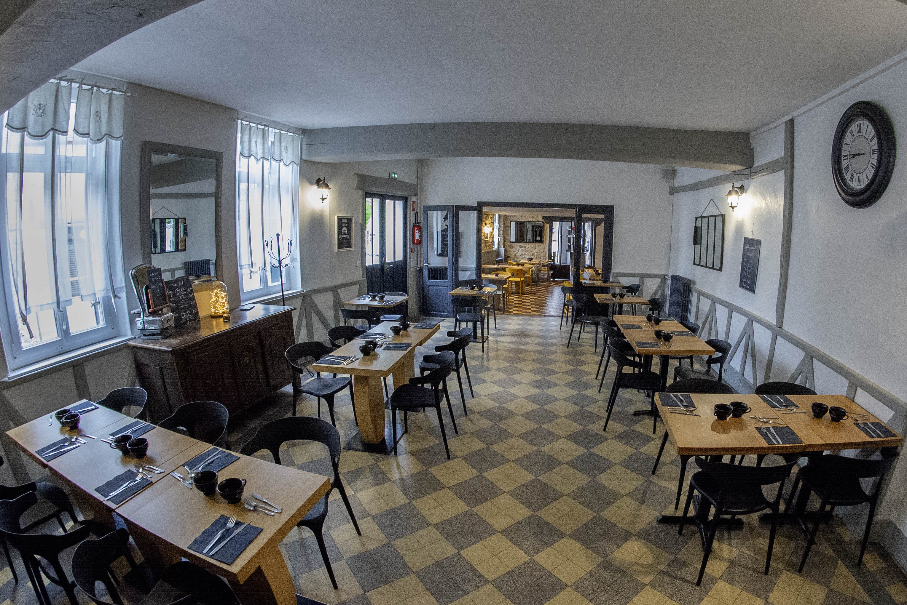 Fonds et murs 310 m2.
Restaurant-Crêperie-Hôtel-Licence IV .
4 chambres d'hôtel,60 couverts en salle et 20 en terrasse l'été.
Appartement privatif 60 m2.
Cuisine et arrière cuisine de plain-pied ,cave.
2 jours de fermeture par semaine.
Base de loisirs et golf à proximité.
Sites touristiques proches (moins de 25 km):
          -Musée Claude Monet à Giverny.
          -Château de La Roche Guyon.