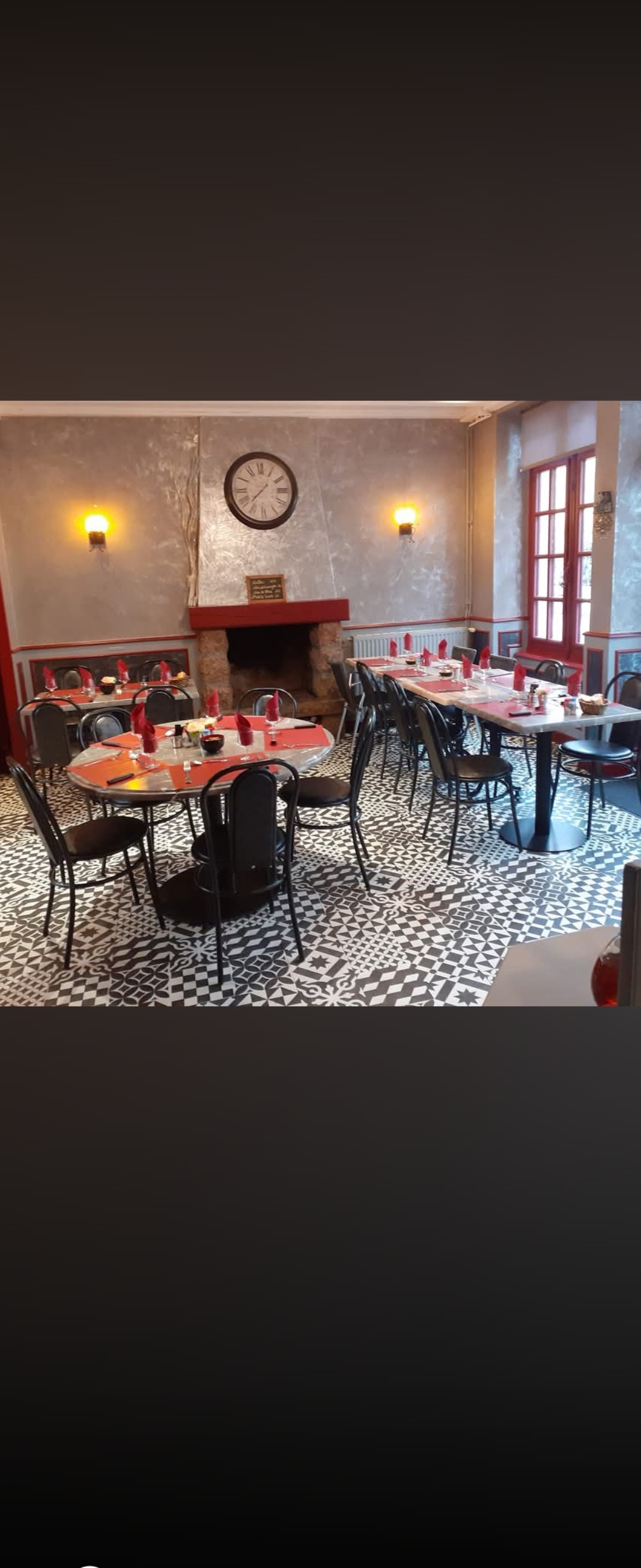 Restaurant avec 30 couverts dedans et 40 dehors sur magnifique terrasse ,logement au dessus avec 2 chambres ,une salle d'eau wc, un salon_ salle à manger ,une cuisine ouverte. 
Au deuxième étages : 4 belles chambres ,une grande salle d'eau wc ,grand penderie .