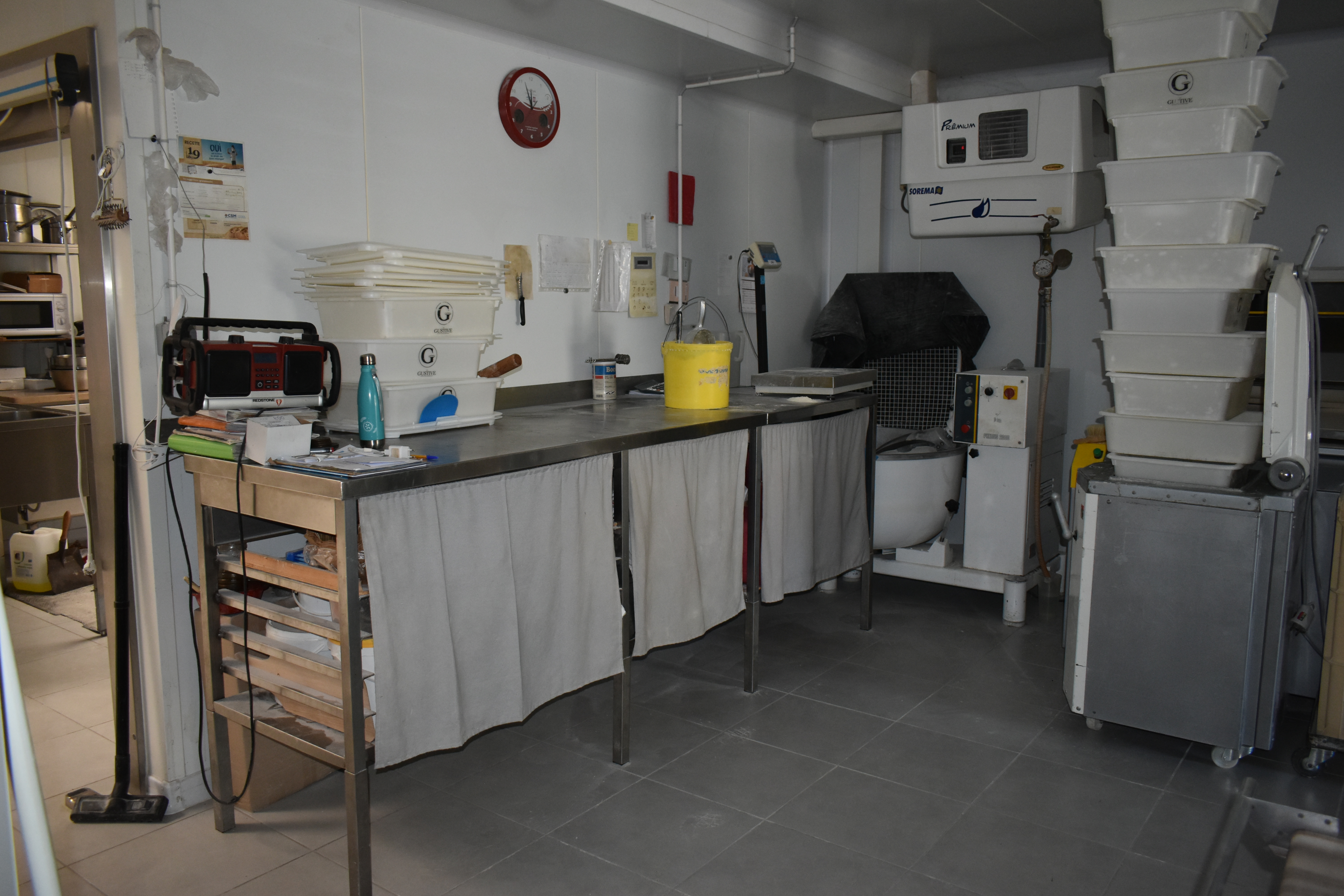 Installés depuis maintenant 18 ans, nous vendons notre fond de commerce de boulangerie-pâtisserie dans une petite commune de 1600 habitants. Situées aux portes du vignoble Nantais, sur l'axe Chôlet-Nantes.
Les locaux sont de 2017 et appartiennent à la commune.
Magasin et chambres de pousse de 2017
Four Polin de 2011 entièrement révisé en 2026
Repose patons, façonneuse, tour régrigéré : 4 ans
Locaux propres et matériel entretenu.
Clientèle fidèle. Située à côté du pôle santé et en face de la salle de sport et du stade de foot. 2 écoles. Arrêts de bus en face de la boulangerie.
Possibilité d'habiter dans le logement à côté de la boulangerie. T4 de 2017, orienté sud avec terrasse et petit coin de verdure. Garage