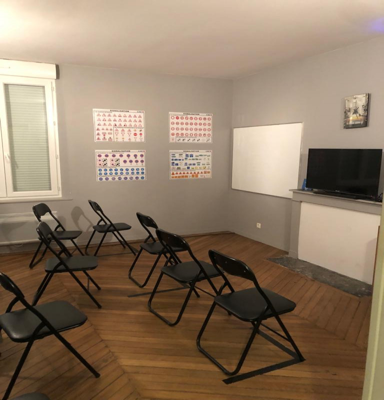 A vendre Auto-école, en activité depuis 1996, avec centre d'examen. 
Formation proposé : permis B, AAC, AM. Possibilité d'ajouter des activités de moto (il y a de la demande quotidienne).
Bel emplacement, très bonne réputation et excellent rendement.
Pas de concurrence proche.
Prix de vente négociable.