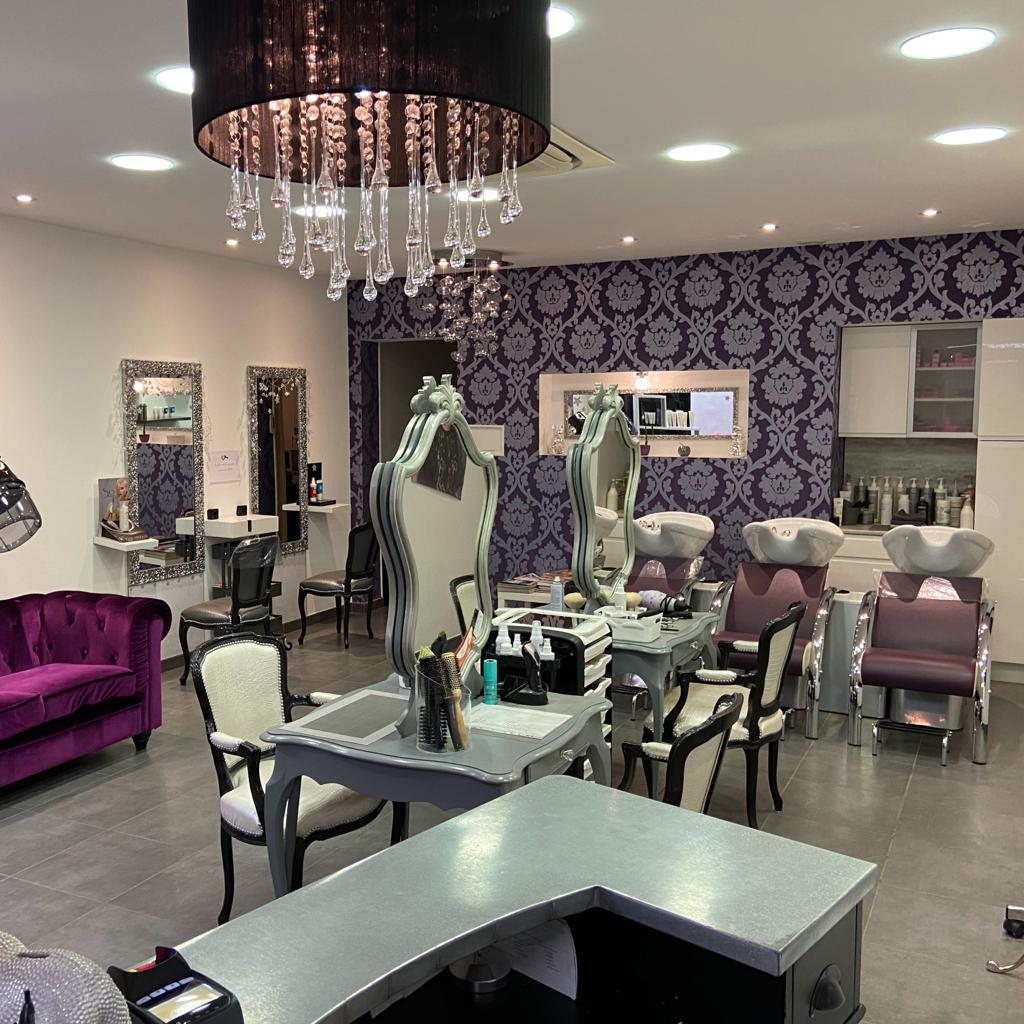 A vendre NEVERS (Cause: Santé) - Fonds de commerce de coiffure repris depuis 2006. Situé sur Nevers avec un bâtiment traversant donnant sur deux rues passantes avec places de parkings gratuites juste devant le salon. Clientèle fidèle et mixte avec deux espaces distincts, un salon homme avec prestations barbier et un salon femme. Matériel complet et en très bon état avec 4 postes de coiffage et 3 bacs de lavage partie femme et 2 postes de coiffage et 2 bacs de lavage partie homme. Présence également d'une climatisation réversible. Activité idéale pour un couple de professionnels, deux associés ou un exploitant et des salariés. Local bien aménagé avec une surface de 100m2. Possibilité de location sous bail commercial pour un montant de 650€/mois, rachat des murs également possible. CA HT moyen des trois dernières années 95 000€ (à deux personnes), bonne rentabilité, EBE à 45% en moyenne. Prix de vente du fonds de commerce : 65 000€. Photos sur demande si personne sérieuse et intéressée. Démarcheur s’abstenir. Nous ne donnerons pas suite aux messages indésirables.