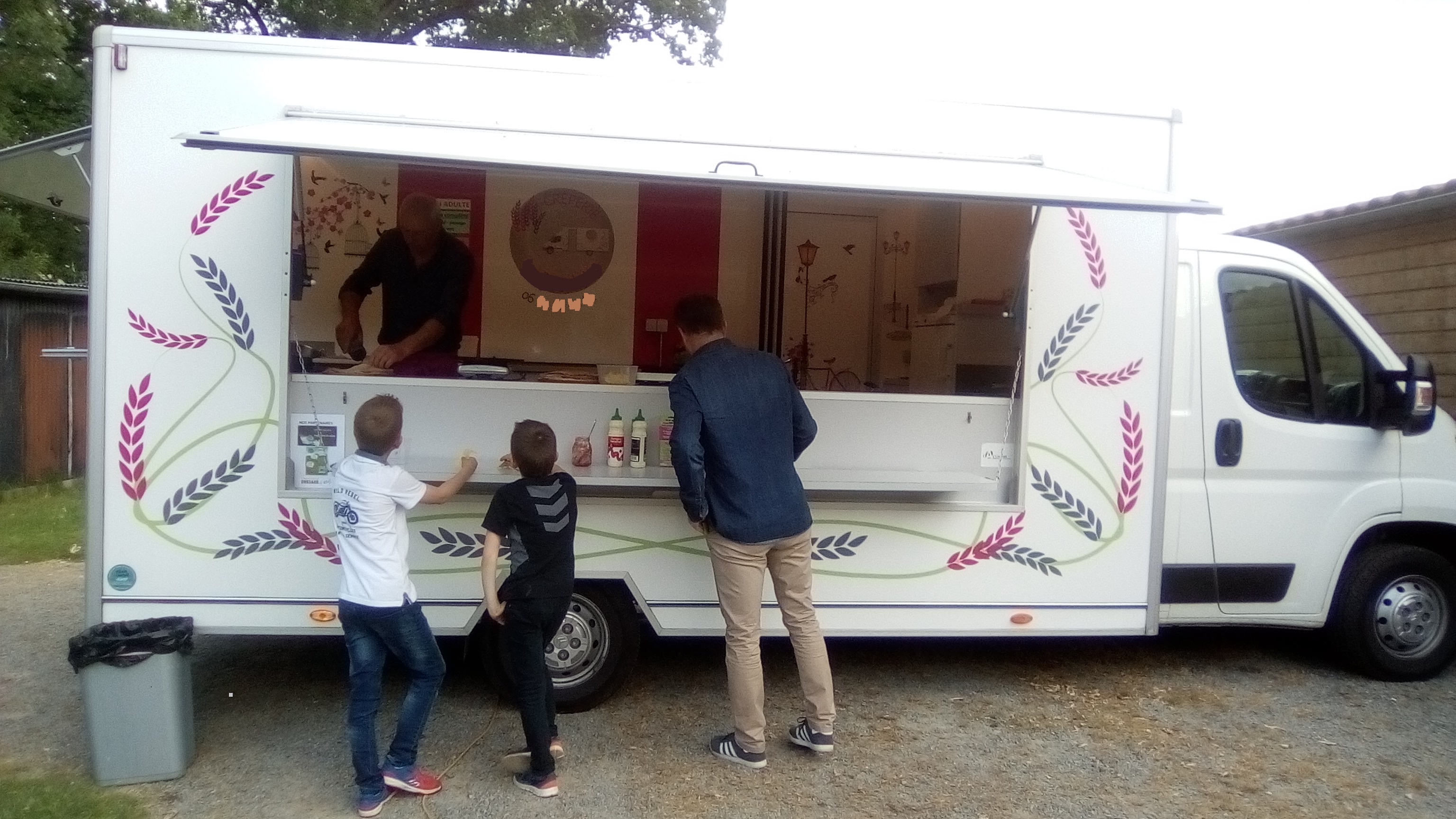 Crêperie ambulante familiale créée en 1970 à vendre. 
Cause départ en retraite
Vous aimez le contact, l'ambiance des marchés ? 
Ce travail vous ravira. 
3 emplacements de marchés dans le 44 Clientèle fidèle + évènementiel.
JUMPER 55000 kms de 2018
Camion tout équipé pour travailler dans de bonnes conditions:
7 brûleurs, 2 bains marie, 1 saladette, 2 frigos, lavabo, coffre 4 bouteilles propane, électricité norme EU.
Possibilité de développer encore cette entreprise.