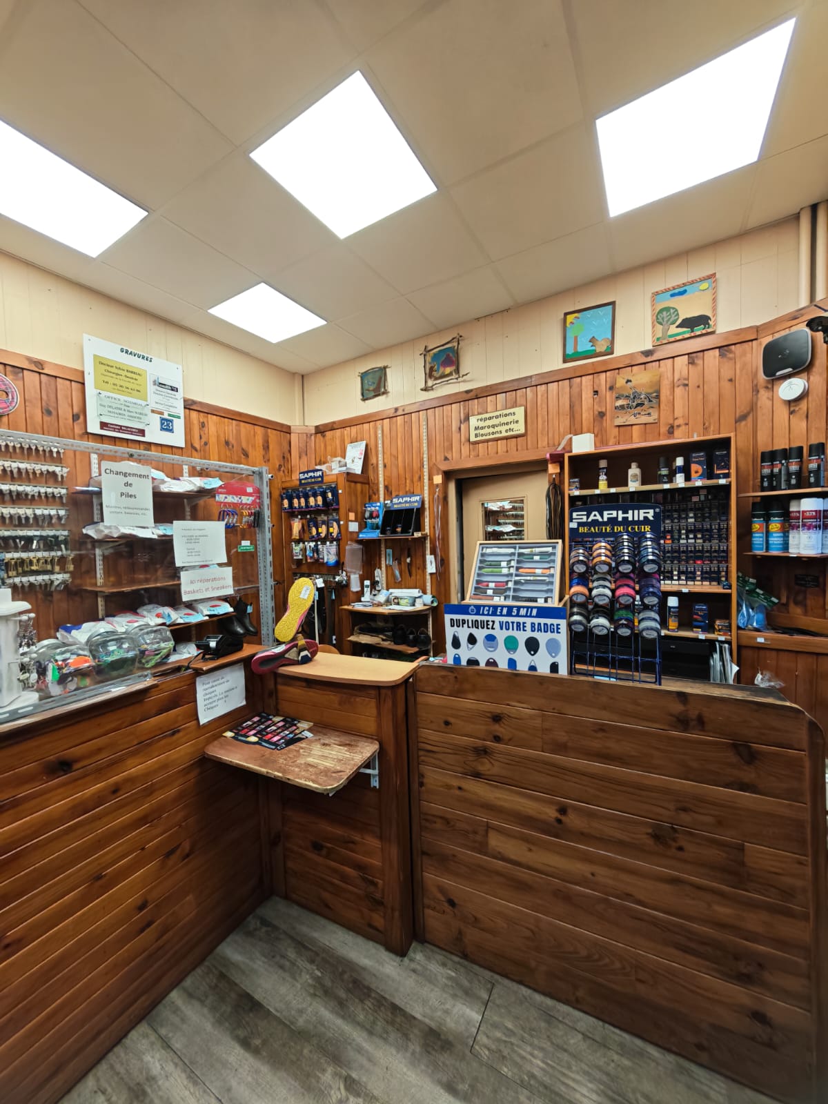 À Vendre - Fonds de Commerce Cordonnerie / vente cause départ retraite .
-Clés Minute , réparation maroquinerie, vente produit entretien
-agréé Paraboot , Heschung (equipé machine black et petit point)
-située dans le centre-ville du Havre. emplacement 1°choix
400 m de la plage
-trés belle opportunité , possibilité formation pour transmission

Caractéristiques du commerce :
- Local en angle d'environ 38m² avec 3 belles vitrines offrant une excellente visibilité
- Surface de vente 15 m²
- Atelier et bureau 23 m²
- Activité, avec une bonne rentabilité et un bon chiffre d'affaires

Contactez nous pour plus d'informations ou pour organiser une visite
loyer mensuel : 1000 euros (hors charges)
CA: 164 000  euros HT      du 1 octobre 2024 au 30 septembre 2025
PRIX DE VENTE 80 000 euros