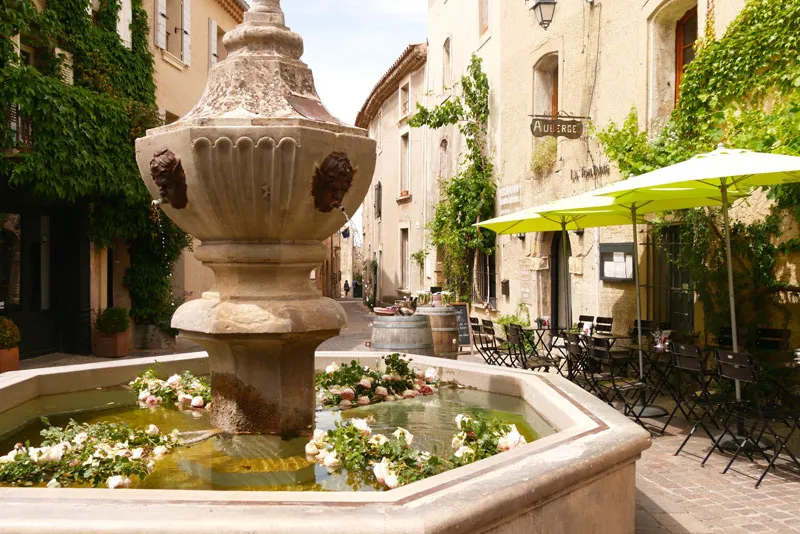 Nous vous proposons notre fond de commerce Boulangerie pâtisserie 100m2, situé a Venasque au centre même du village( Un des plus beau village de France). La qualité de vie y est exceptionnelle et les multiples festivités attrayantes.
Affaire parfaite pour un couple. Pas d'employé à reprendre.
Etat neuf, la totalité de la boulangerie a été refaite a neuf en Février 2025.
Four neuf février 2025.
Loyer de 687 euros,( comprenant boulangerie et un grand logement de fonction de 110m2 avec terrasse sur les toits), les murs appartiennent a la mairie.
Matériel en bon état.
4 semaines de congés dans l'année.
Fermeture hebdomadaire le mercredi.
Bon potentiel de développement.
Prix : 162 000 euros