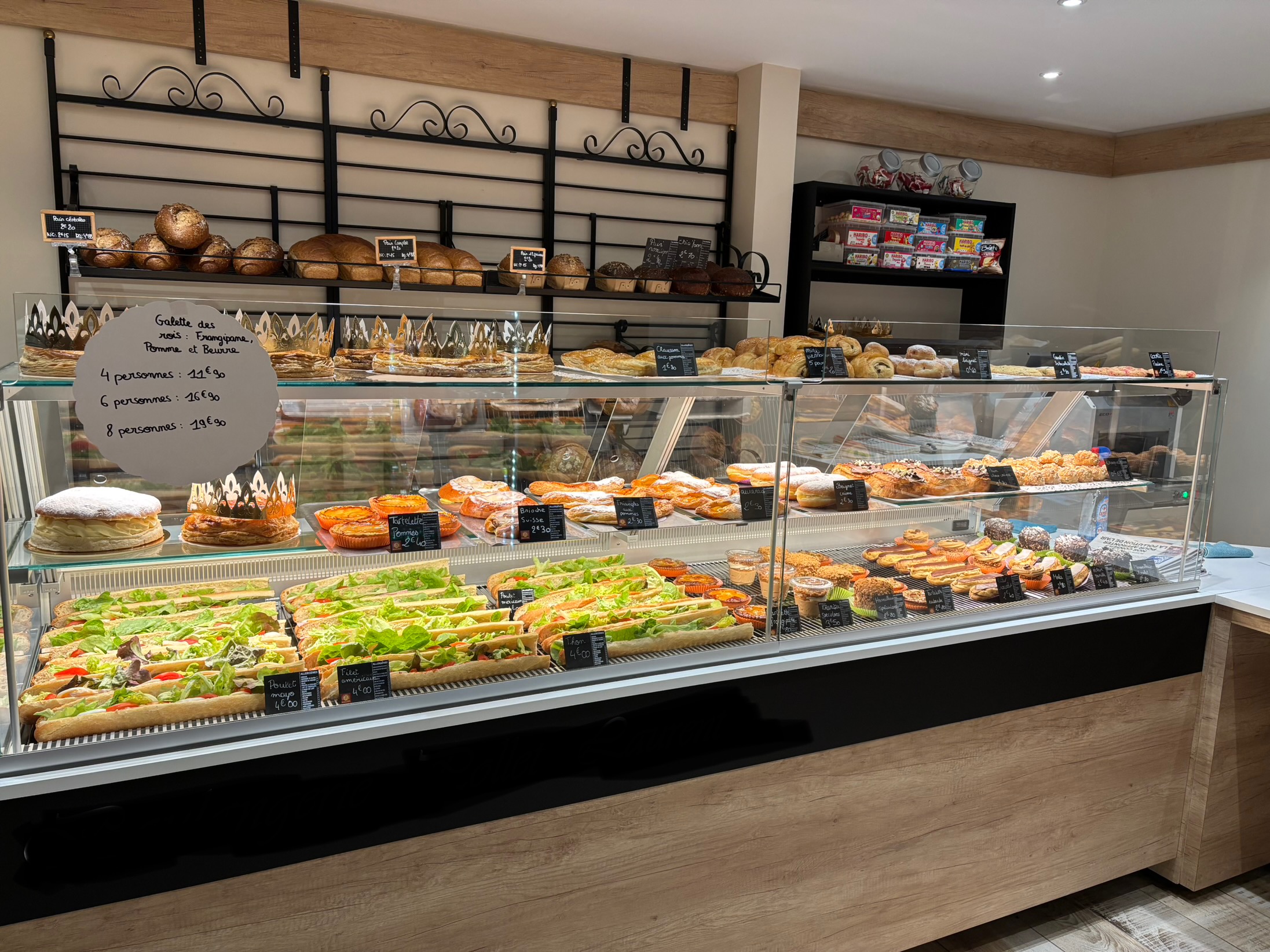 Fonds de commerce Boulangerie Pâtisserie à vendre (Départ en retraite).

Implanté dans le quartier de la place Jeanne D'arc depuis plus de 70 ans et avec un chiffre d'affaires en progression constante.

Magasin refait à neuf récemment.

Matériel récent et bien entretenu. 

Pour plus de renseignements vous pouvez me contacter par téléphone.

Possibilité d'acquéreur également les murs si l'acquéreur le désire.