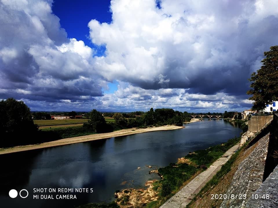 Comme nous il y a 15 ans, changez de vie et devenez votre propre patron. L’heure de la retraite étant venue, nous mettons en vente notre commerce. En bordure de la Garonne, sans aucun risque d’inondation, notre Café, Tabac, FDJ, PMU est fait pour vous. Notre clientèle est populaire et familiale, et sans problème. Vous voulez créer votre nouvelle histoire de vie et de travail, faire de nouvelles rencontres, et vivre une belle aventure humaine alors contactez nous.