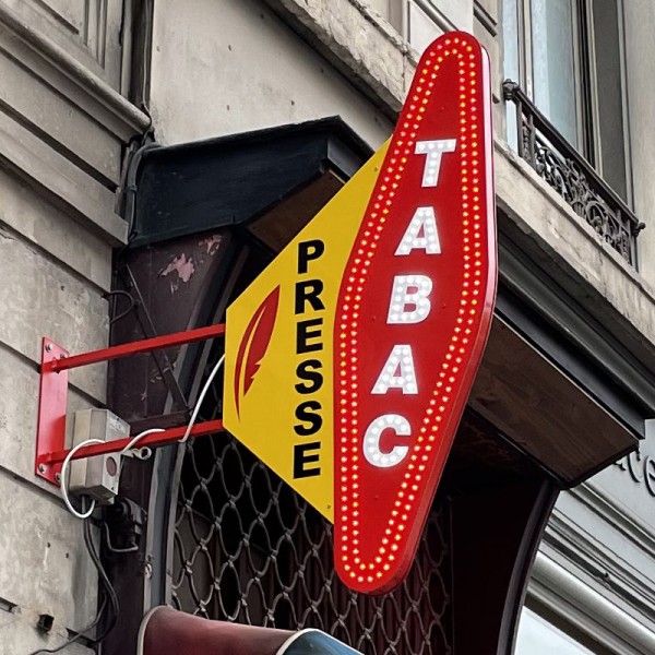 Fonds de commerce multi services – Emplacement exceptionnel (Plus Beaux Villages de France / Chemin de Compostelle)

À vendre : commerce multi services de 150 m² entièrement rénové, idéalement situé dans un village classé et étape très fréquentée du chemin de Saint-Jacques-de-Compostelle. Fort passage de pèlerins, randonneurs et touristes toute l’année.

Le village offre un cadre de vie et un environnement commercial très attractifs, avec plusieurs restaurants, un bar, une pharmacie, une esthéticienne, une librairie et un garage automobile.

Activités : épicerie, tabac, presse, FDJ, point chaud/pain, boissons à emporter, souvenirs (fort potentiel grâce aux pèlerins).
Équipement complet et récent : chambres froides, vitrines, frigos boissons, clim réversible neuve, alarme, vidéosurveillance, porte blindée.
Aucun investissement à prévoir.

Affaire rentable :

EBE : 118 000 €

Prix : 250 000 €

Idéal pour un couple souhaitant reprendre un commerce dynamique avec un fort potentiel, soutenu par un flux constant de pèlerins et un village doté de nombreux services.