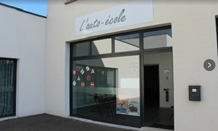 Auto-école 
Local de 45 m2 dans une zone activité commerciale, juste à côté d'un fast food américain bien connu et d'un hypermarché 
Très bonne visibilité, comprenant :
Un bureau, une salle de code, une cuisine et un WC PMR
Je suis bientôt en retraite et je cherche à transmettre mon entreprise.