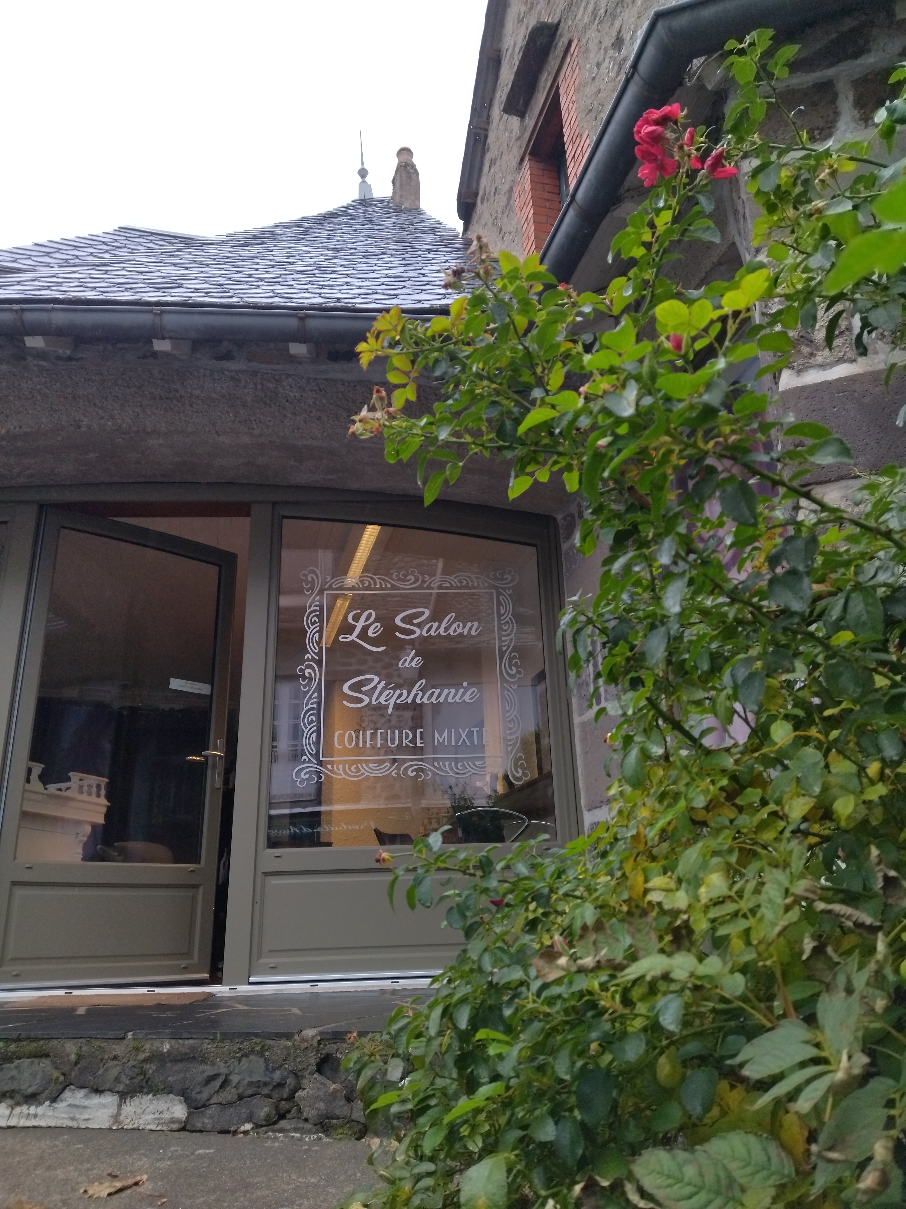 A vendre salon de coiffure mixte, 
Loyer 400€ charges comprises, situé dans la rue principale du village de Salers.
entreprise créée en 2011, ce salon très lumineux, facile d'accès, dispose de tout l'équipement nécessaire pour exercer l'activité.
Prix du fond 20000€