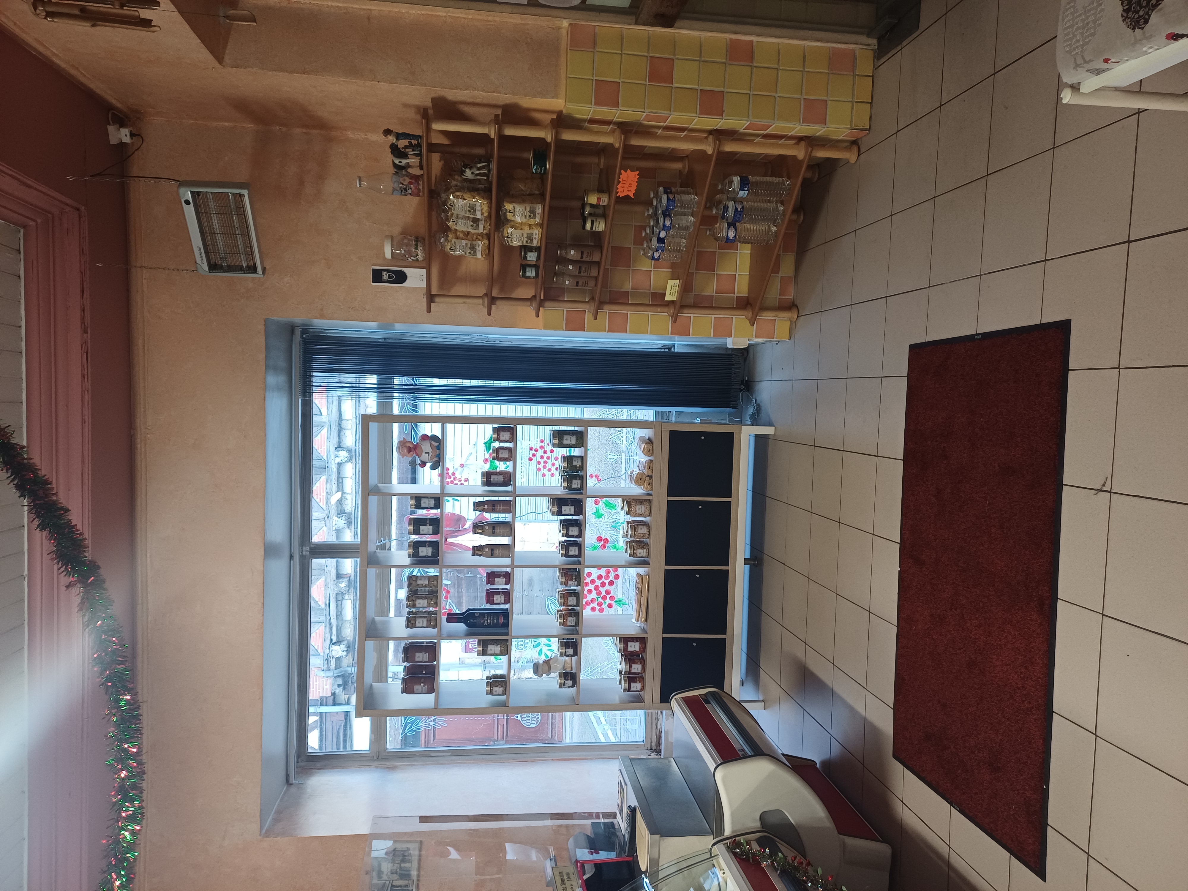 Cause retraite vend boucherie charcuterie pour un couple ou plus  en plein centre du marché le samedi le ca demande qua évoluer