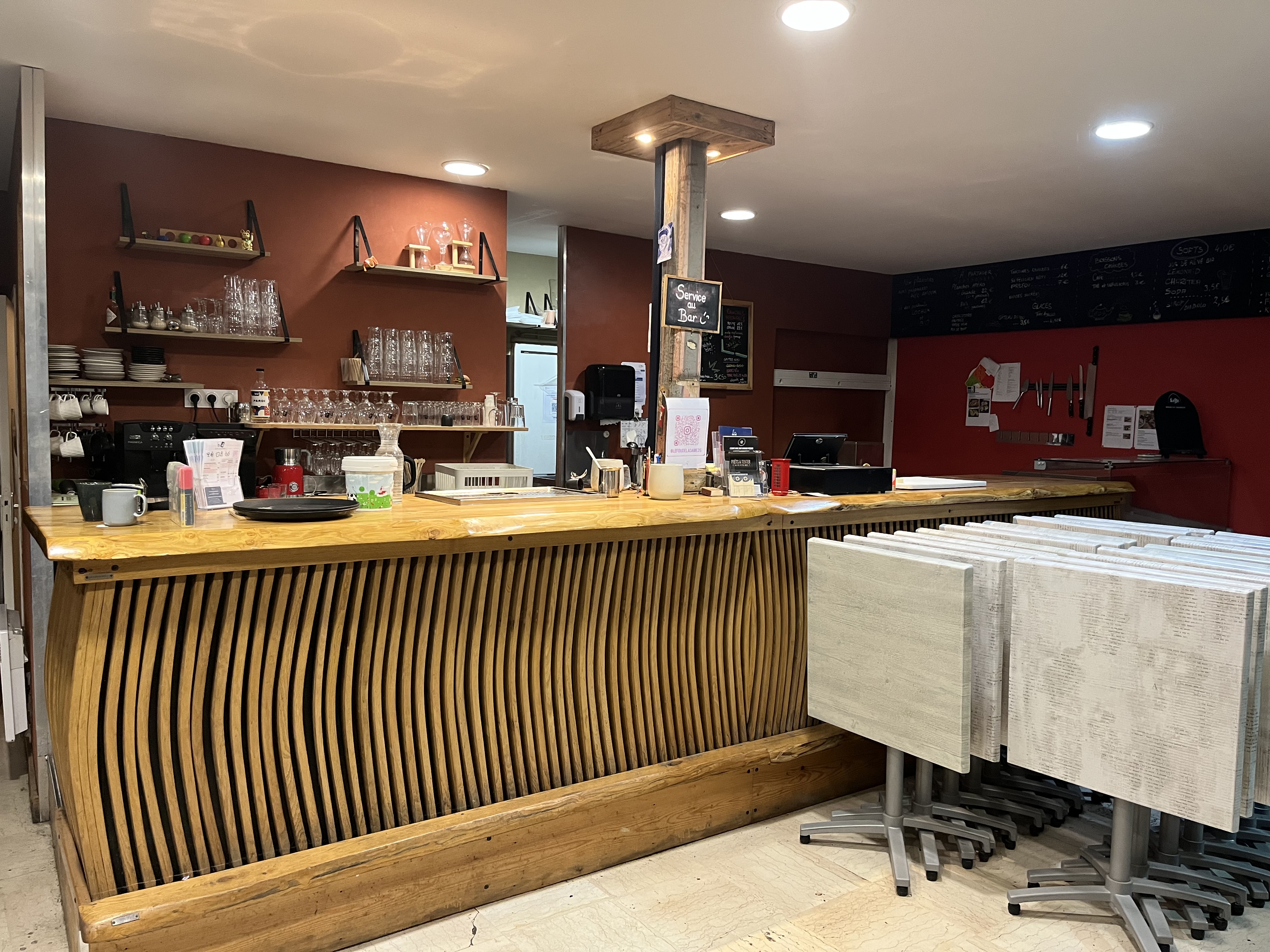 Sur la place du marché de romans sur Isère ,local pouvant être utilisé pour un bar ,un restaurant ,une cave à vin ou autre 
Sur une surface de 150 mètre carré en rez de chaussée et sous sol ( cave voûtée )
Accès terrasse sur la place ( location avec la mairie )
Local de stockage avec 3 chambres froides 
Cuisine partiellement équipée,bar 
Mobilier de salle en.bon état et mobilier pour la terrasse extérieure 
Pour le loyer et taxes ( voir avec le bailleur )
Droit au bail 25000€