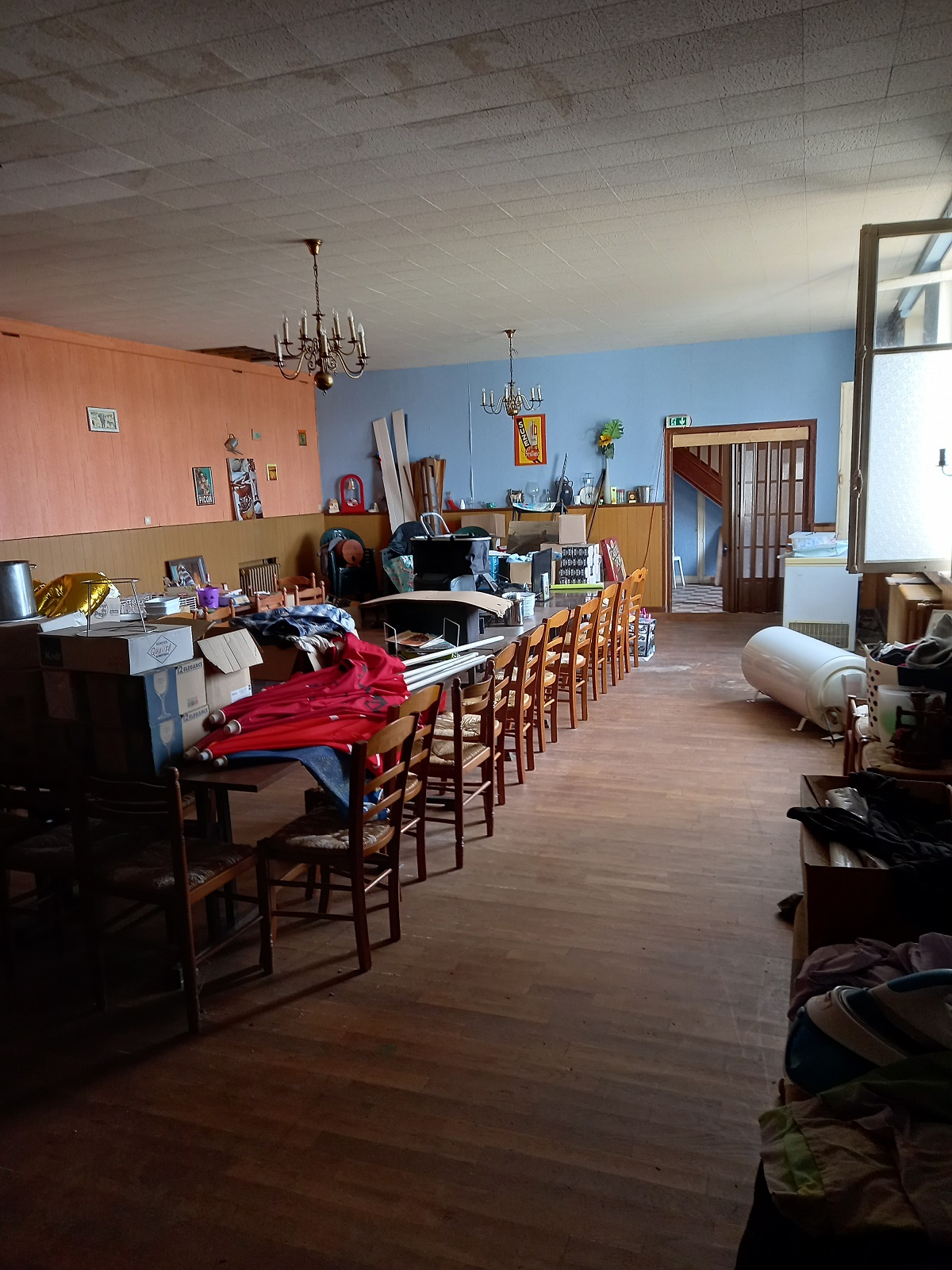 Bar et restaurant proposant une cuisine traditionnelle (menus ouvriers) avec débit de tabac.

Le bien comprend également au 1er étage une surface hôtelière (9 chambres) non exploitée depuis 2009 ainsi qu’un appartement sur place.

Surfaces du bien : 

Bâtiment principal sur 3 niveaux (combles / grenier à aménager) dont environ 500 m² de surface utile, et annexe bâtie de 90 m d’un seul tenant (2 garages, 1 local chaufferie, 1 réserve, 1 sanitaire et 1 appentis fermé) donnant sur une cour intérieure (90 m²) et 1 terrain nu attenant à l’arrière, constructible (960 m²) et accessible depuis la voie publique.
- RDC bar-restaurant-tabac comprenant : sas d’entrée et baies vitrées (sécurisées avec rideau roulant), 1 grande salle de bar (80 m²) avec comptoir et espace de vente tabac, 1 salle de restauration (40 m²) avec baies vitrées, 2 WC dont 1 accessible PMR, 1 grande salle de réception/banquets de 90 m² avec scène, 1 cuisine lumineuse et équipée (mixte gaz/électrique) de 30 m².
- 1er niveau ancien hôtel avec accès indépendant du restaurant, comprenant : 9 chambres d’hôtel, retirées de la rue, à rénover (12 m² chacune avec évier et bidet) avec sanitaire commun, ainsi qu’un appartement de 80 m² (sas d’entrée, 3 chambres, 1 buanderie, 1 séjour et salon et 1 cuisine).
- 2ème niveau combles / grenier sur 80 m², accessibles depuis l’appartement, intégralement à transformer, selon besoins.

Chauffage : ensemble chauffé au fioul avec chaudière en bon état de fonctionnement et 2 cuves (1000 l et 5000 l)

Stationnements : emplacement privé côté rue principale et sur le côté et la cour intérieure du bâtiment, et parking public de grande capacité à 30 m.

Bâtiment raccordé à l’assainissement collectif, desservi par la fibre optique, avec bonne couverture mobile 4G.

Localisation :

Unique établissement de restauration, idéalement placé en cœur de bourg, facilement identifiable, au carrefour d'axes de circulation importants.
La commune (360 habitants) est une petite ville rurale traversée par le Thaurion, rivière bien connue des pêcheurs, et entourée de bois et vallons, avec un château privé du XVème siècle inscrit aux Monuments Historiques.
Présence de commerces et services (épicerie, boulangerie / pâtisserie, boucherie, cabinet médical, pharmacie, tiers-lieu, artisans, école et bibliothèque, Poste).

Accessibilité en voiture : 

- Point de passage obligé vers le Lac de Vassivière (à 35 min) et le Parc Naturel Régional de Millevaches
- 10 min de la cité médiévale de Bourganeuf
- 20 min de Guéret (Préfecture)
- 25 min d'Aubusson (Cité Internationale de la Tapisserie)
- 1 h de Limoges
- 1h30 de Clermont Ferrand

Conditions d'acquisition :

Murs et fonds en vente pour cause de retraite.
Prix de vente total à 150 000 €
- les murs et le terrain nu constructible (propriété SCI) à 100 000 €
- le fonds de commerce (Entreprise Individuelle) à 50 000 € (licence IV, licence petit restaurant et tabac compris).

Bilans et comptes de résultats à disposition.
Pas de personnel à reprendre.
La reprise de l'activité de tabac n'est pas une condition à la vente de l'ensemble.

Caractéristiques / Atouts :

- Bourg au cadre de vie agréable et idéalement placé, avec très faible concurrence de restaurateurs à moins de 15 mn.
- Exonérations Fiscales France Ruralités Revitalisation.
- Accompagnements techniques et financiers publics possibles, dont Communauté de communes avec subventions à la reprise (jusqu'à 50 000)