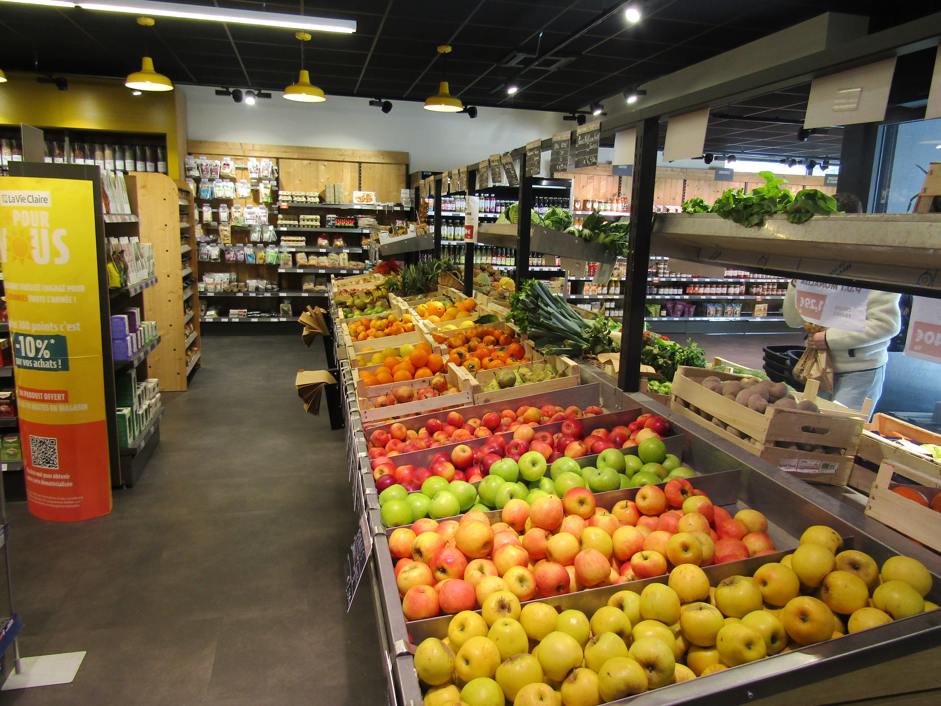 À céder, un commerce alimentaire bio, franchisé.
Située à Mende (préfecture de la Lozère), à proximité immédiate d’autres commerces et services, la boutique bénéficie d’une forte visibilité. Son emplacement en bordure d’une route nationale très fréquentée, ainsi que sa large vitrine, lui assurent une excellente exposition.
L’établissement fermé depuis juin 2026, est facilement accessible à pied comme en voiture, avec des places de stationnement situées devant le magasin. 
L’établissement dispose d’une surface commerciale de 350 m², il comprend également une réserve, une chambre froide, une salle de pause, un bureau et un vestiaire. 
L’activité comprend la vente de produits alimentaires bio : épicerie sèche, produits frais et surgelés, fruits et légumes, boissons, ainsi que les produits locaux (miel, confiture, fromage), droguerie…
En complément, le magasin assure la cuisson et la vente de pain bio.
La diversité de l’offre attire une clientèle de particuliers, locaux comme touristes en période estivale. 
Cette affaire est idéale pour deux associés ou pour un couple. Aucun salarié en poste.

Vente du fonds de commerce : 60 000 €         Bail commercial : 2 830€ /mois